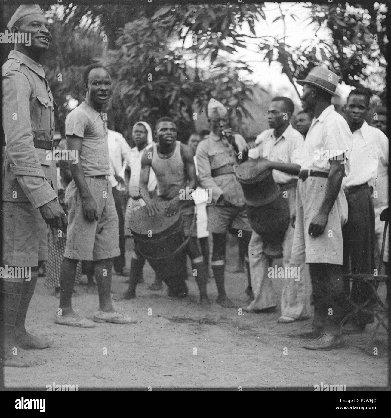 Belgisch-Kongo, Léopoldville (Kinshasa) : Strassenszene ; Gruppe von Männern farbigen, darunter uniformierte barfüssige Nachts An Der Anlagestelle der zwei, stehen auf einer Strasse und zwei lauschen Tam-Tam Trommeln. de mai 1941 à mars 1942 66 CH-NB - Belgisch-Kongo, Léopoldville (Kinshasa)- Strassenszene - Annemarie Schwarzenbach - SLA-Schwarzenbach-A-5-26-004 Banque D'Images