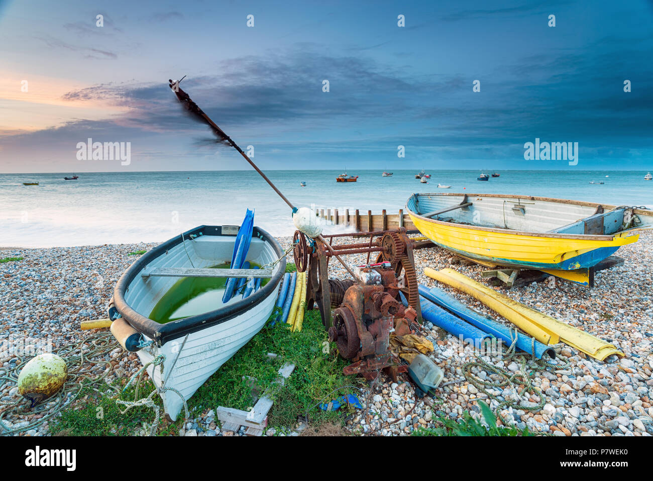 Lever du soleil sur des bateaux sur la plage à Selsey Bill sur la côte du Sussex Banque D'Images