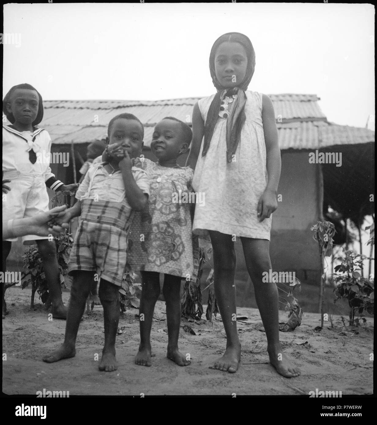 Belgisch-Kongo (Mbanza Ngungu, Thysville) : 1907-1988 frabige ; Kinder Kinder stehen vor einer 'the fashion aber bekleidet Hütte mit Wellblechdach im Stadtteil 'Belge'. à partir de mai 1941 à mars 1942 67 CH-NB - Belgisch-Kongo (Mbanza Ngungu, Thysville)- Kinder - Annemarie Schwarzenbach - SLA-Schwarzenbach-A-5-26-064 Banque D'Images