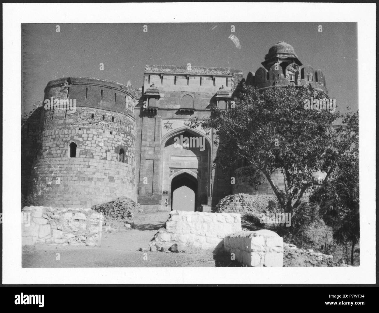 Britisch-Indien, Delhi : Vieux Fort (Purana Qila) ; ein Tor flankiert von zwei runden Türmen. à partir de 1939 jusqu'à 1940 68 CH-NB - Britisch-Indien, Delhi- Vieux Fort (Purana Qila) - Annemarie Schwarzenbach - SLA-Schwarzenbach-A-5-22-071 Banque D'Images