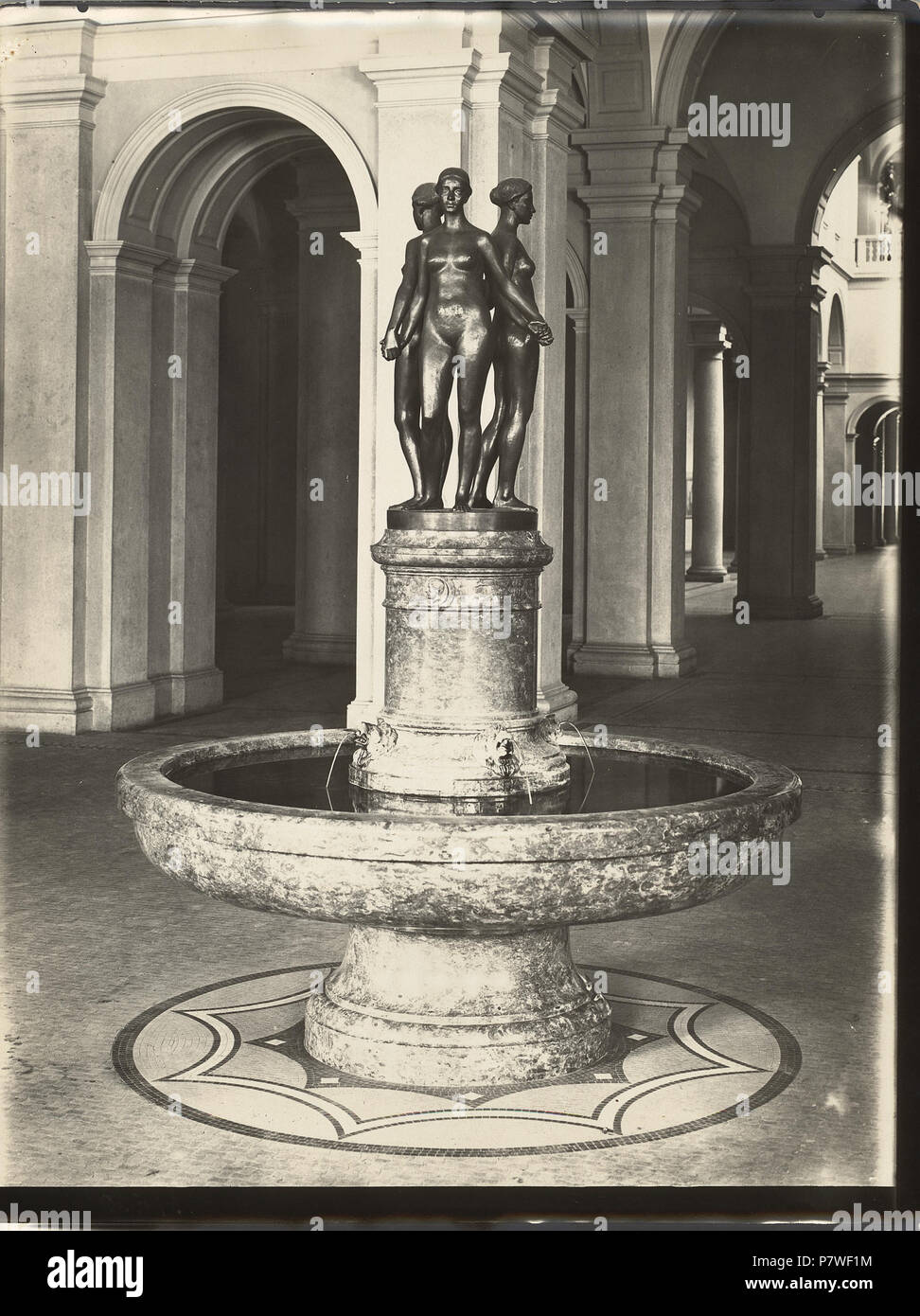 Drei Göttinnen der Schönheit und Anmut : Junon, Minerve et Vénus als 152 Bronze ETH-bib-Zürich, ETH Zürich, Hauptgebäude (HG), östliche Vorhalle, Trinkwasserbrunnen Grazien-Ans 00204 mit drei Banque D'Images