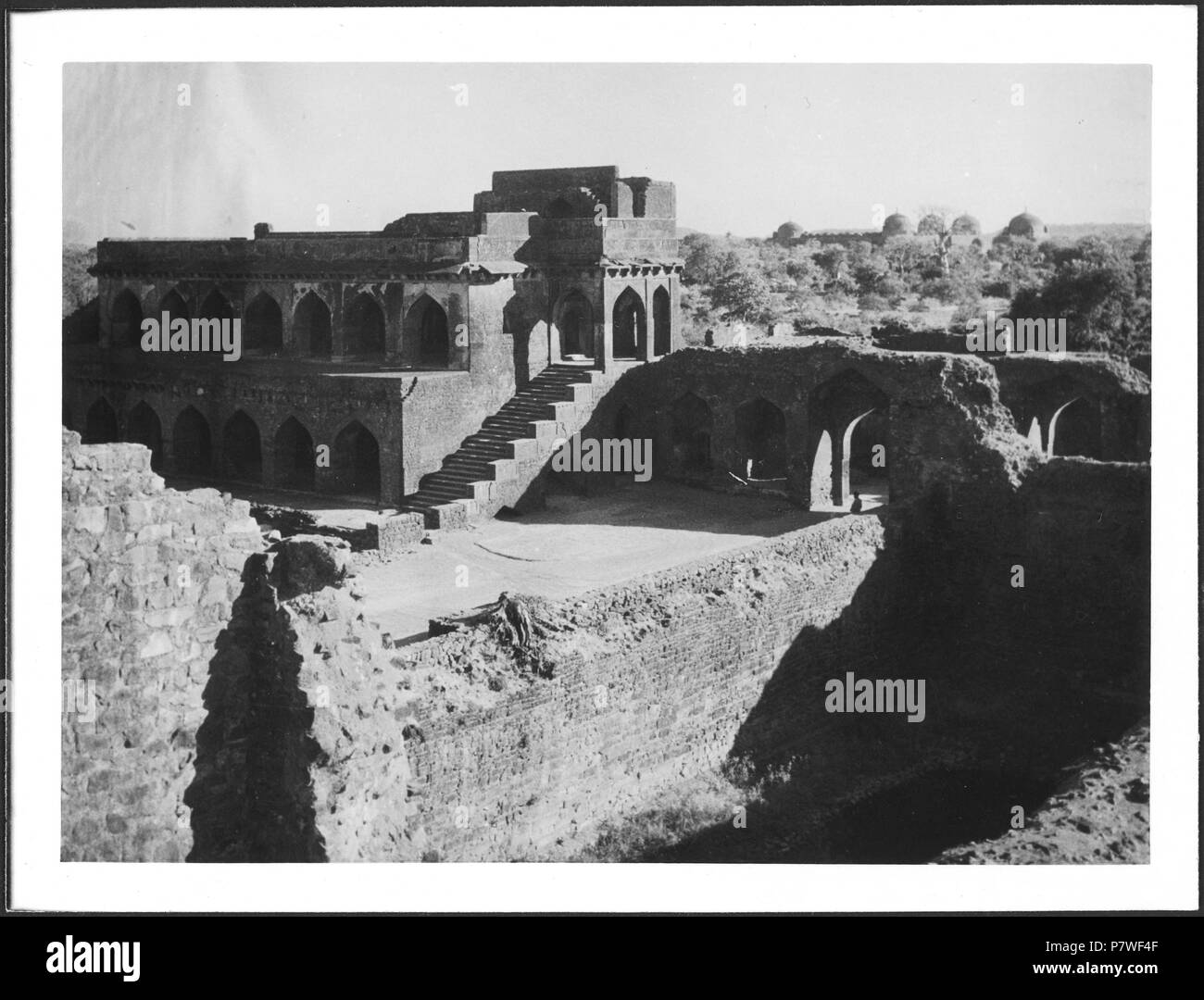 Britisch-Indien, Mandu (Mandav) : Hong Kong ; Ein zweistöckiges Rundbögen Beteiligungen und Umgebung mit. à partir de 1939 jusqu'à 1940 68 CH-NB - Britisch-Indien, Mandu (Mandav)- Palast - Annemarie Schwarzenbach - SLA-Schwarzenbach-A-5-23-069 Banque D'Images