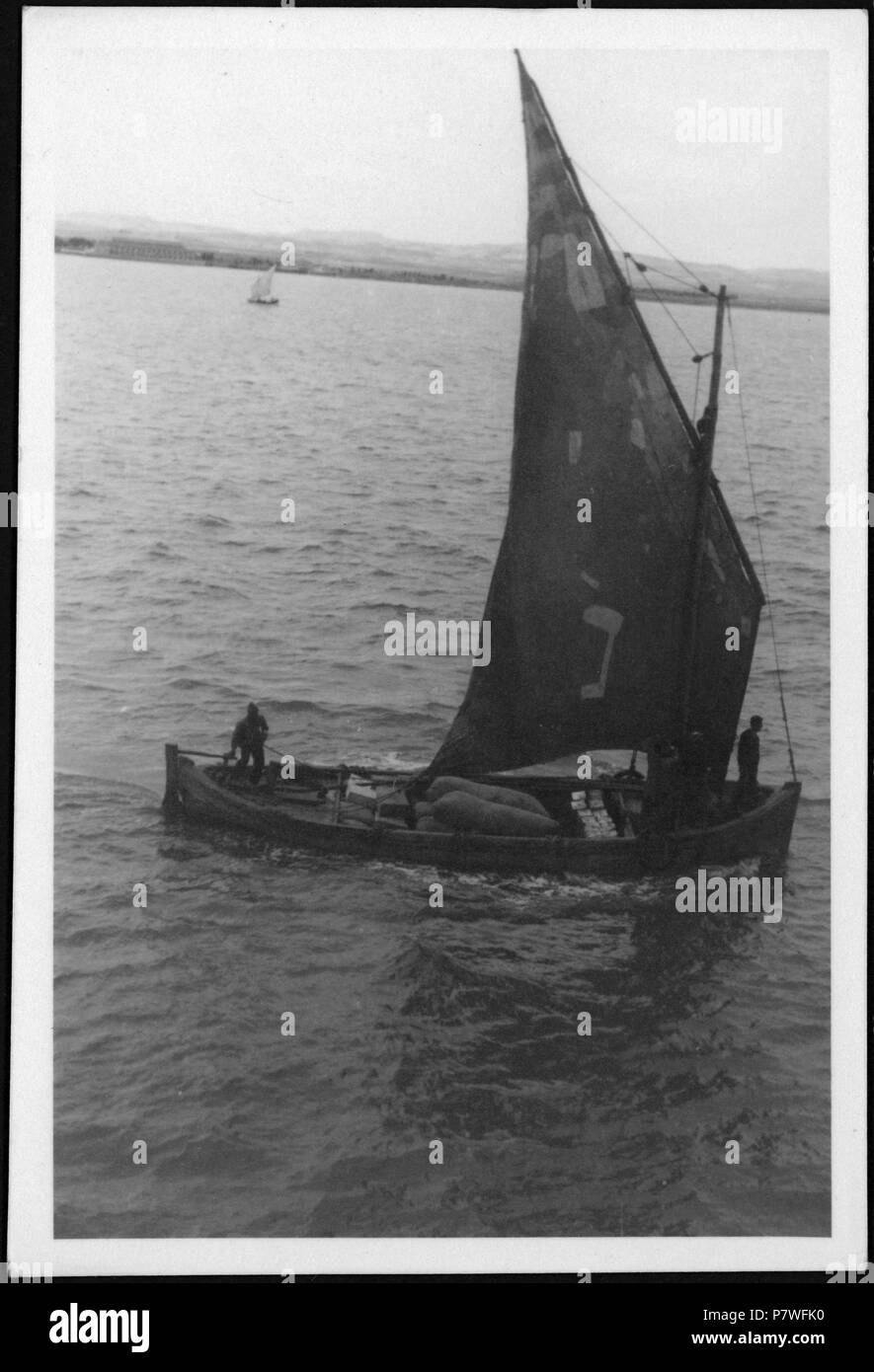 Gerusalemme (Schiffsname) : Segelschiff ; Segelschiff vor einer Küste. à partir de 1933 jusqu'à 1934 72 CH-NB - Gerusalemme (Schiffsname)- Segelschiff - Annemarie Schwarzenbach - SLA-Schwarzenbach-A-5-02-259 Banque D'Images