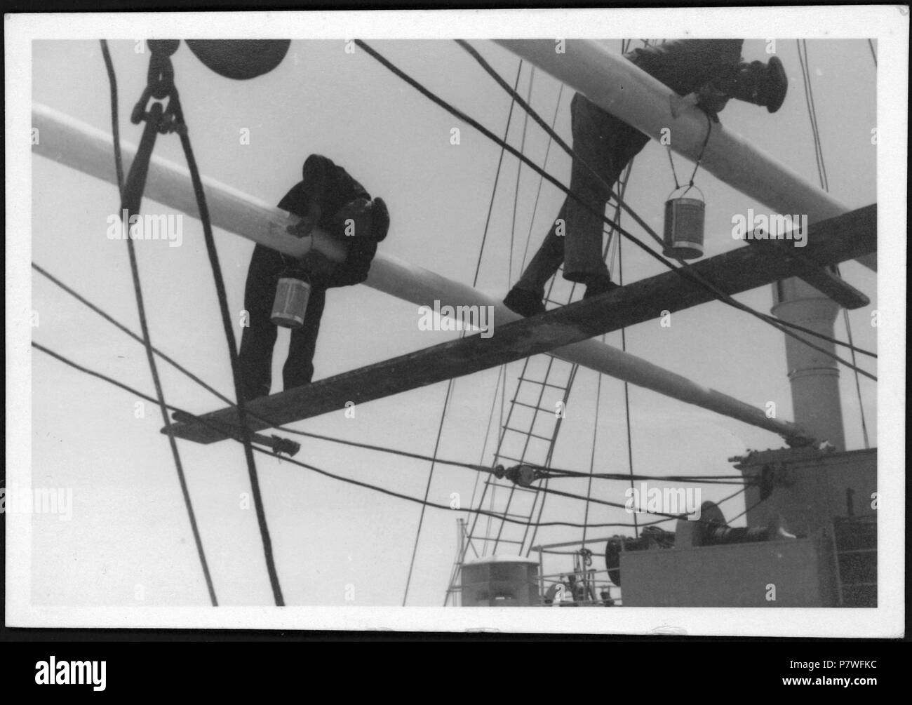 Gerusalemme (Schiffsname) : ; Schiff Matrosen beim Malen. à partir de 1933 jusqu'à 1934 72 CH-NB - Gerusalemme (Schiffsname)- Schiff - Annemarie Schwarzenbach - SLA-Schwarzenbach-A-5-02-257 Banque D'Images