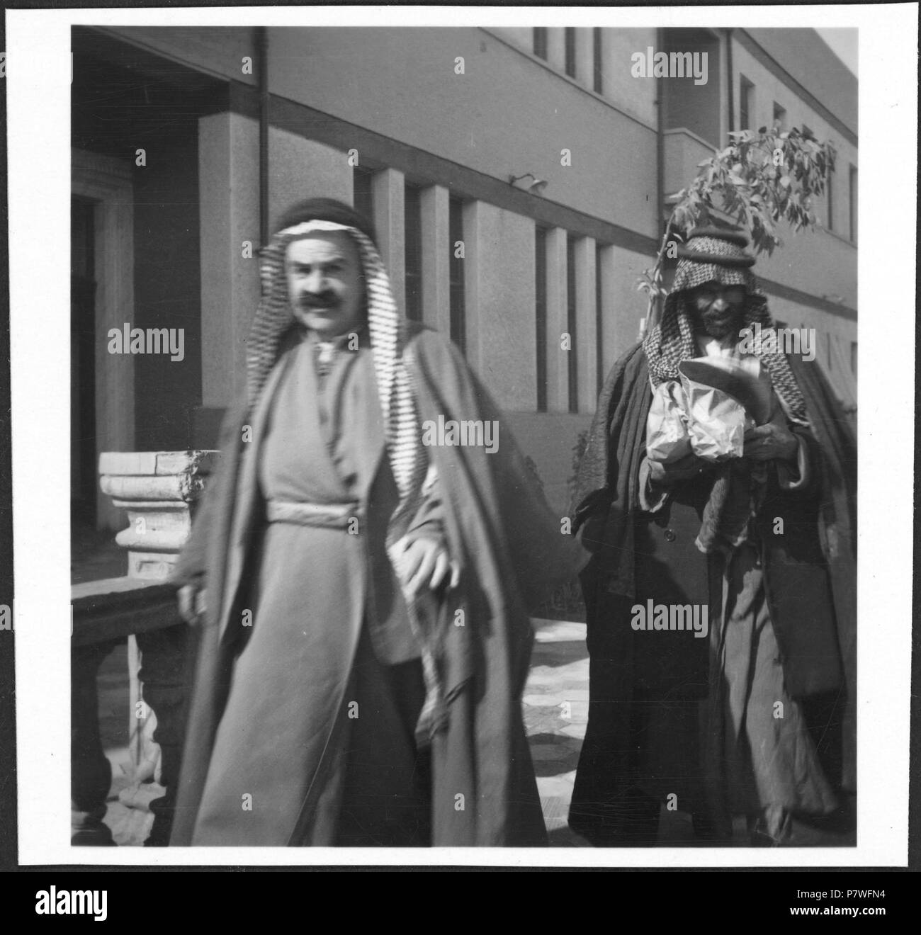 Irak, Bagdad (Bagdad) : Strassenszene ; Zwei Passanten. à partir de 1933 jusqu'à 1934 72 CH-NB - l'Irak, Bagdad (Bagdad)- Strassenszene - Annemarie Schwarzenbach - SLA-Schwarzenbach-A-5-03-230 Banque D'Images