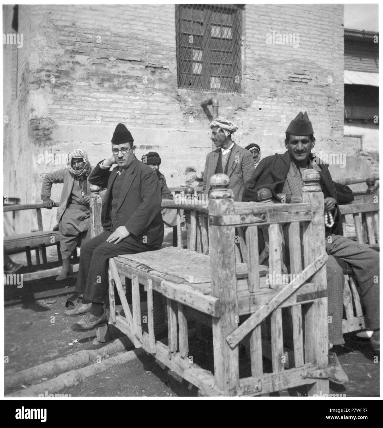 Irak, Bagdad (Bagdad) : Strassenszene ; Sitzende Männergruppe. à partir de 1933 jusqu'à 1934 72 CH-NB - l'Irak, Bagdad (Bagdad)- Strassenszene - Annemarie Schwarzenbach - SLA-Schwarzenbach-A-5-03-223 Banque D'Images