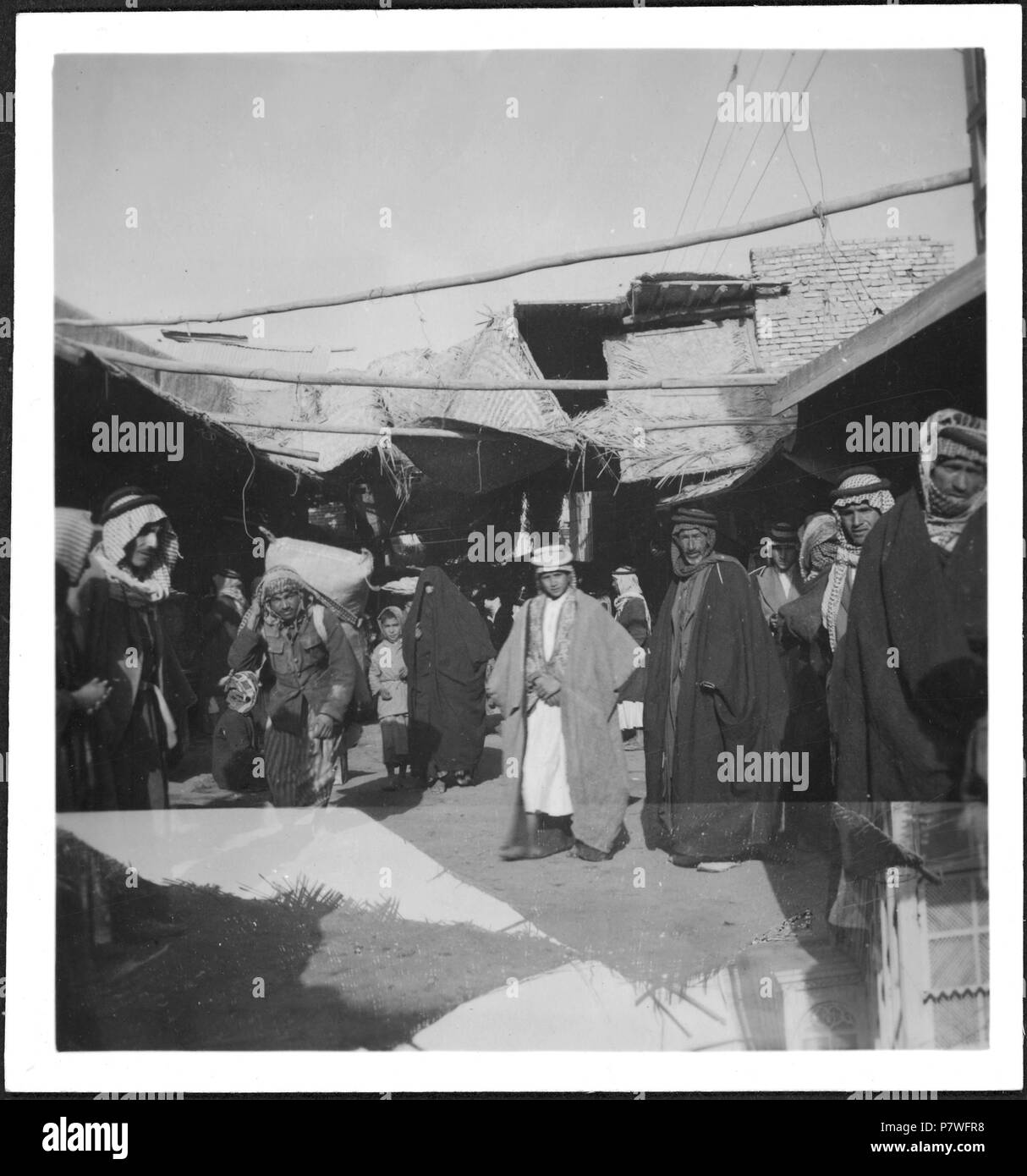 Irak, Bagdad (Bagdad) : Strassenszene ; Menschengruppe. à partir de 1933 jusqu'à 1934 72 CH-NB - l'Irak, Bagdad (Bagdad)- Strassenszene - Annemarie Schwarzenbach - SLA-Schwarzenbach-A-5-03-226 Banque D'Images
