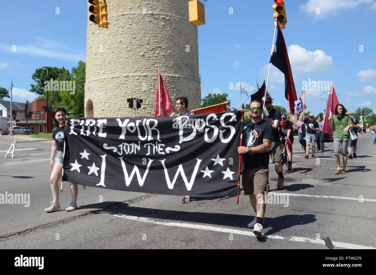 YPSILANTI, MI / USA - 4 juillet 2018 : Les représentants des travailleurs de l'Organisation mondiale mars dans le Ypsilanti Quatrième de juillet para Banque D'Images