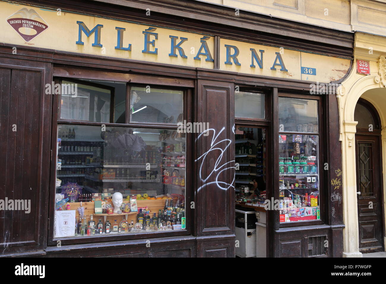 Mlékárna magasin général traditionnel, Karoliny Světlé, Staré Město (vieille ville), Prague, Tchéquie (République tchèque), de l'Europe Banque D'Images
