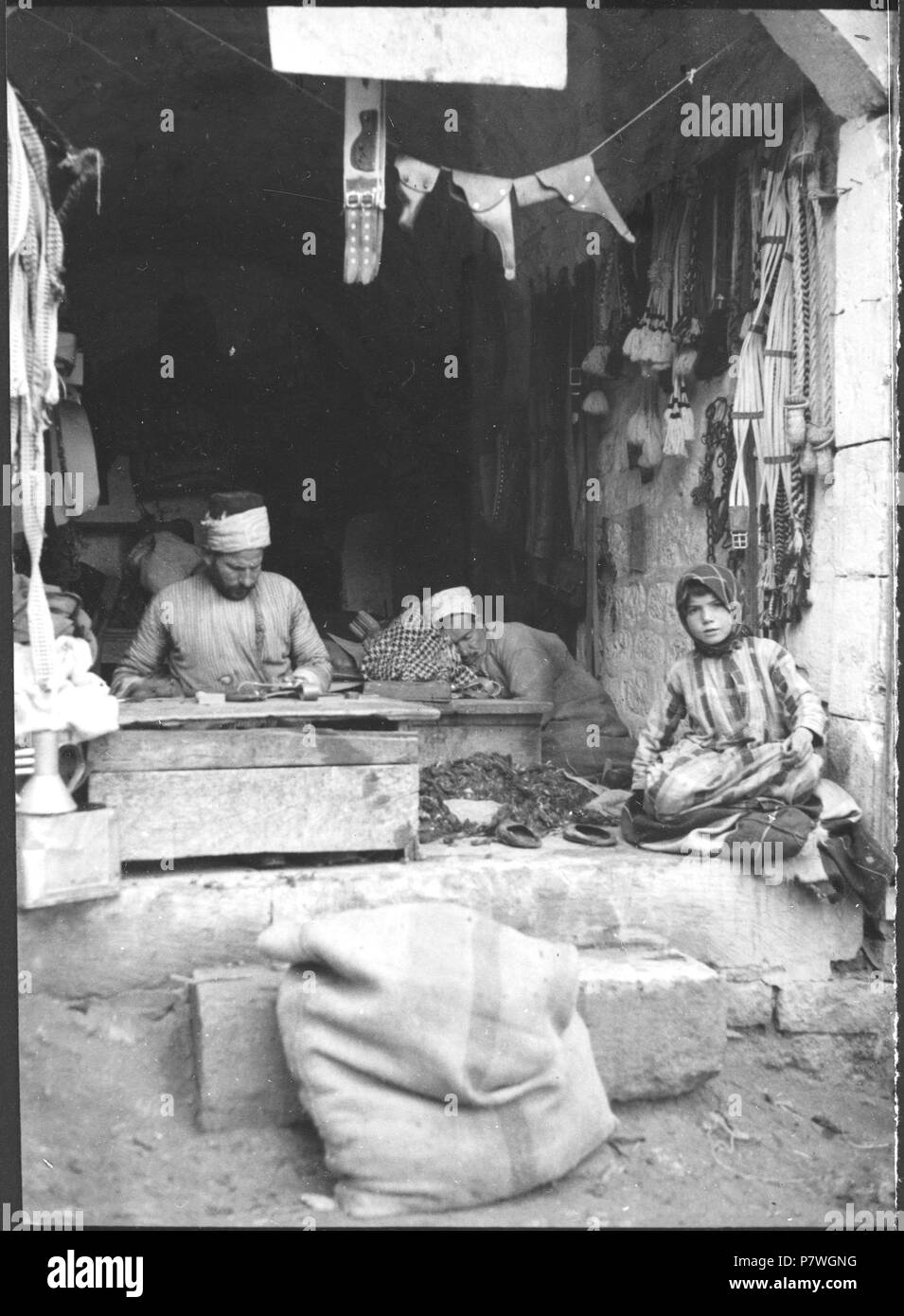 Syrie, Alep : Bazar ; Sattlerwerkstatt. à partir de 1933 jusqu'à 1934 83 CH-NB - Syrie, Alep- Bazar - Annemarie Schwarzenbach - SLA-Schwarzenbach-A-5-03-062 Banque D'Images