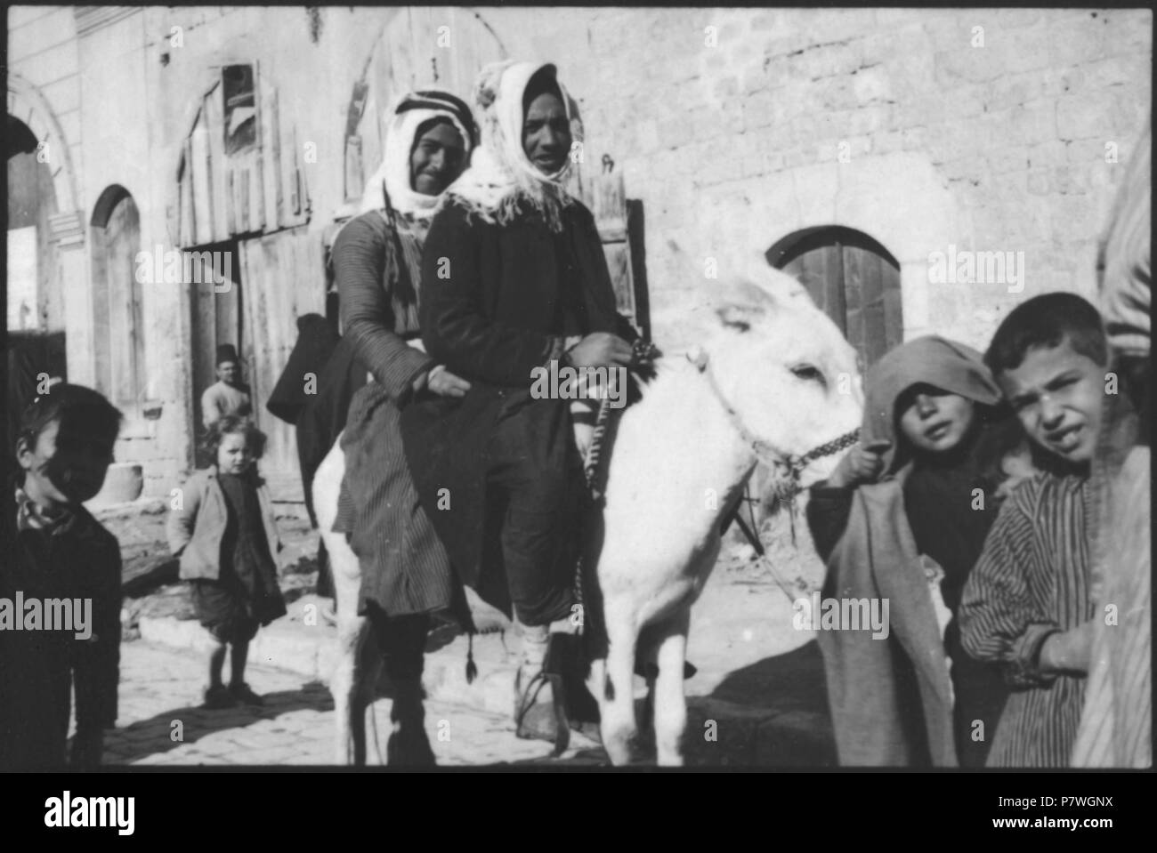 Syrie, Alep : Strassenszene ; Passanten auf Strasse. à partir de 1933 jusqu'à 1934 83 CH-NB - Syrie, Alep- Strassenszene - Annemarie Schwarzenbach - SLA-Schwarzenbach-A-5-03-029 Banque D'Images