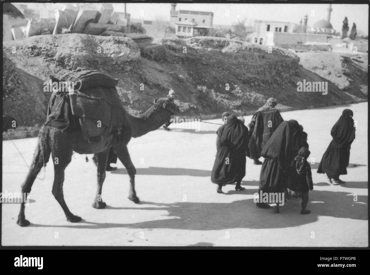 Syrie, Alep : Strassenszene ; Strassenszene mit Kameltreibern. à partir de 1933 jusqu'à 1934 83 CH-NB - Syrie, Alep- Strassenszene - Annemarie Schwarzenbach - SLA-Schwarzenbach-A-5-03-057 Banque D'Images