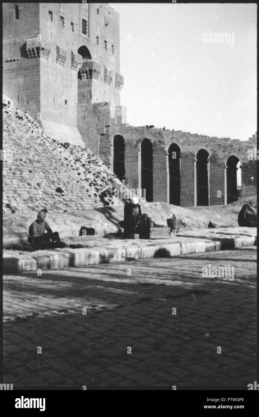 Syrie, Alep : Citadelle ; Platz, à partir de 1933 Zitadelle Hintergrund. jusqu'en 1934, 83 CH-NB - Syrie, Alep- Citadelle - Annemarie Schwarzenbach - SLA-Schwarzenbach-A-5-03-040 Banque D'Images