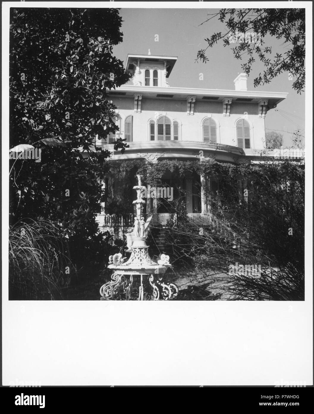 Etats Unis, Columbus/GA : Säuleneingang Haus ; Herrschaftshaus mit und Brunnen. à partir de 1936 jusqu'à 1938 85 CH-NB - Etats Unis, Columbus-GA- Haus - Annemarie Schwarzenbach - SLA-Schwarzenbach-A-5-11-159 Banque D'Images