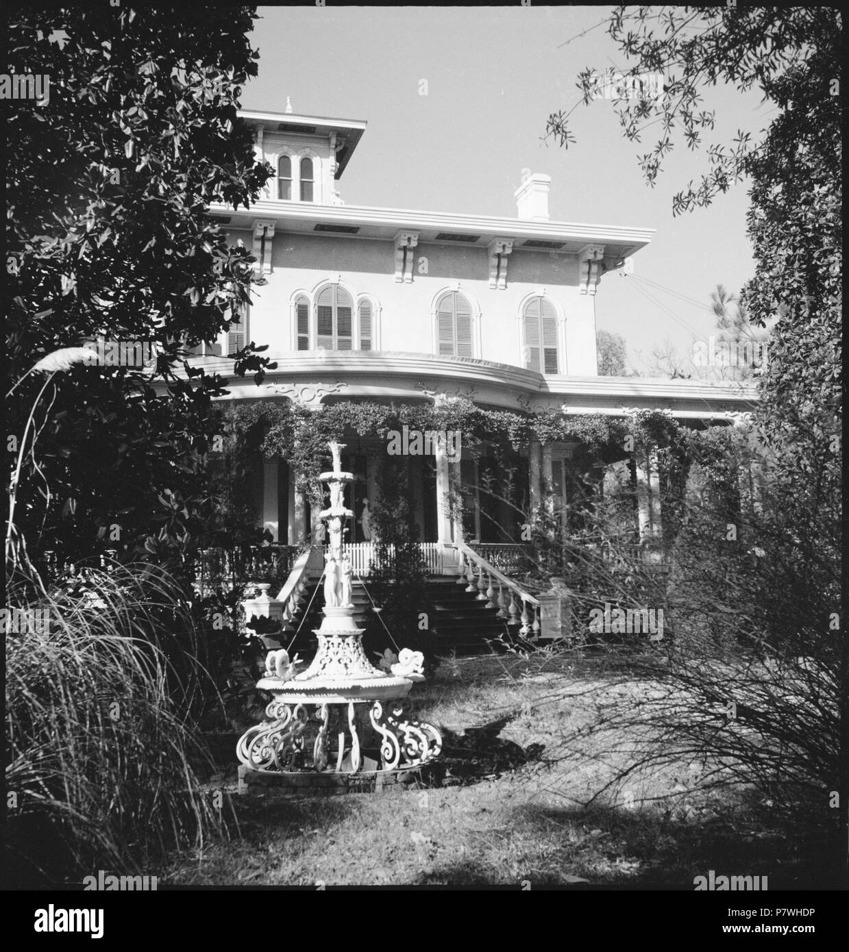 Etats Unis, Columbus/GA : Säuleneingang Haus ; Herrschaftshaus mit und Brunnen. à partir de 1936 jusqu'à 1938 85 CH-NB - Etats Unis, Columbus-GA- Haus - Annemarie Schwarzenbach - SLA-Schwarzenbach-A-5-11-160 Banque D'Images