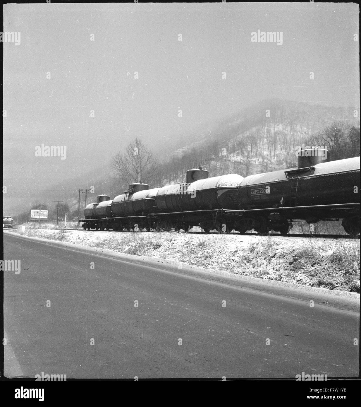 Aux Etats-Unis, près de Charleston/WV : Landschaft ; Zugkomposition neben einer Strasse. 86 février 1938 CH-NB - USA, près de Charleston, WV- Landschaft - Annemarie Schwarzenbach - SLA-Schwarzenbach-A-5-11-190 Banque D'Images