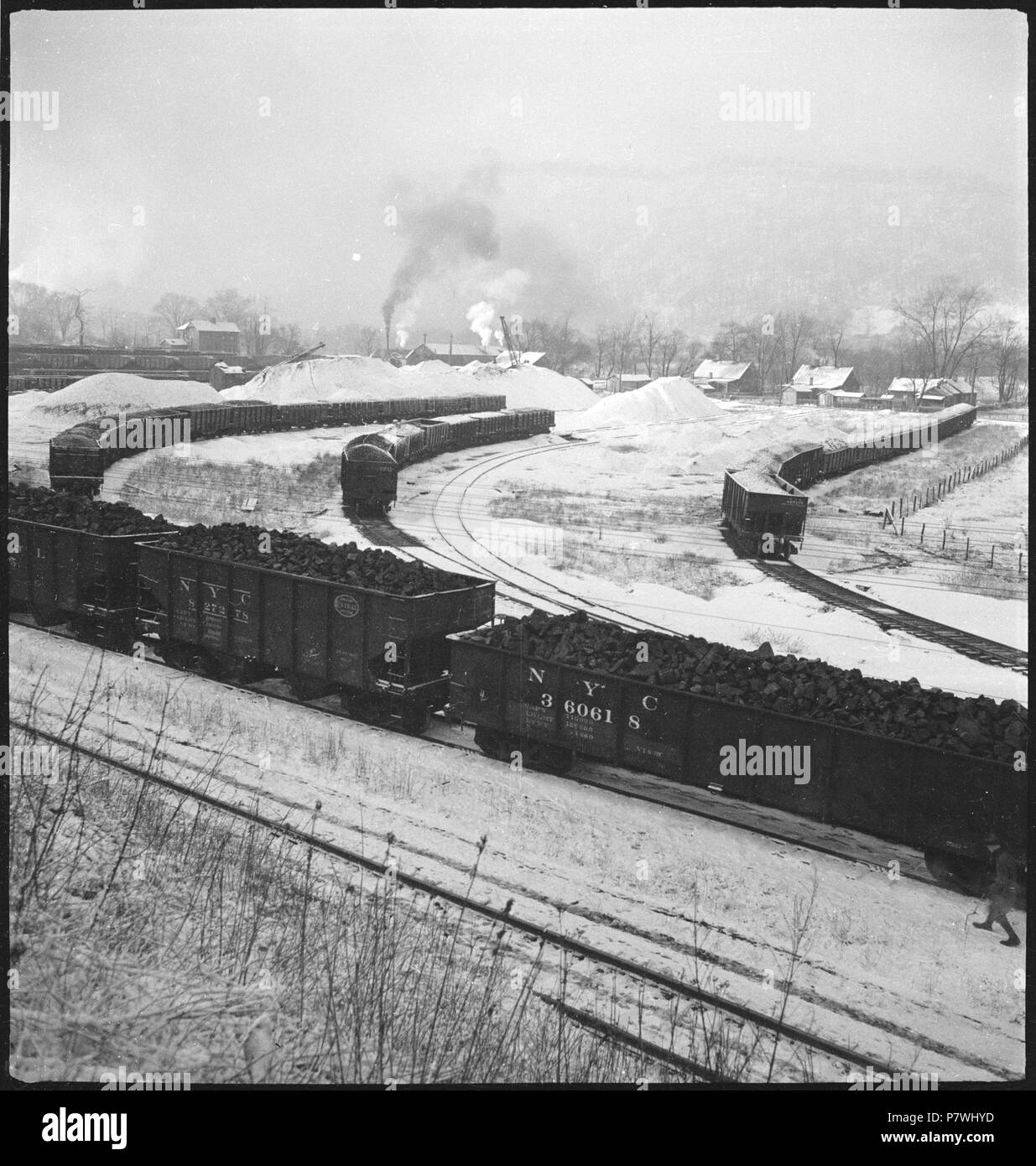 Aux Etats-Unis, près de Charleston/WV : 1907-1988 ; Züge beladen mit Kohle. 86 février 1938 CH-NB - USA, près de Charleston, WV- Landschaft - Annemarie Schwarzenbach - SLA-Schwarzenbach-A-5-11-188 Banque D'Images