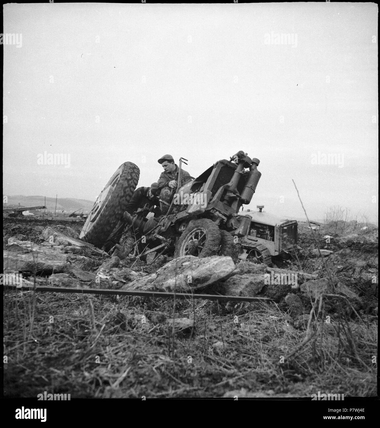 USA, Scotts Run/WV : Menschen ; Zwei Männer auf einem Farmall Traktor. à partir de 1936 jusqu'à 1938 87 CH-NB - USA, Scotts Run-WV- Menschen - Annemarie Schwarzenbach - SLA-Schwarzenbach-A-5-11-241 Banque D'Images