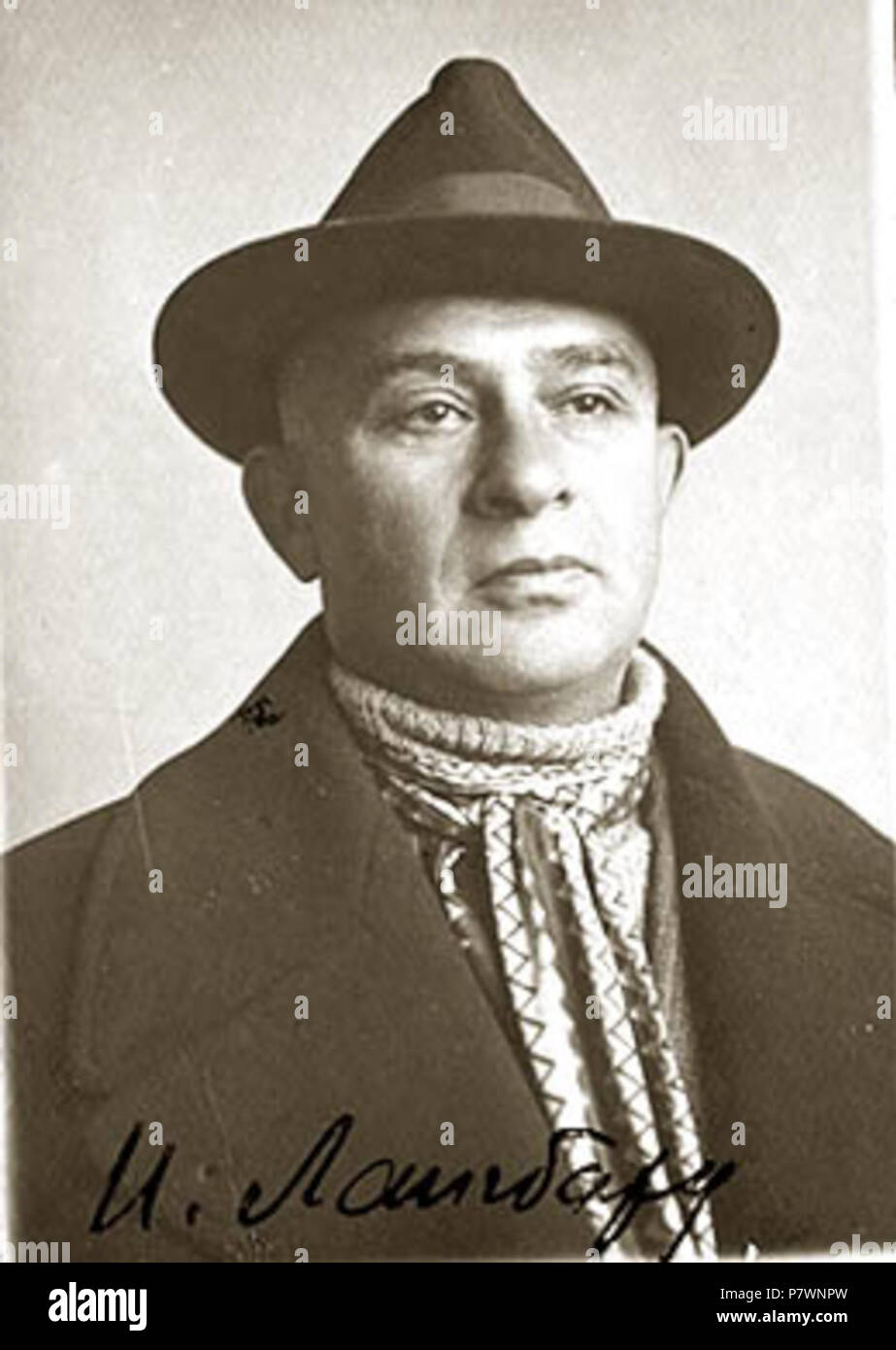 Anglais : Langbard, Iosif Rémy Né le 6 janvier (18), 1882, à Belsk, province de Grodno, actuelle Bielsk Podlaski, Pologne ; mort le 3 janvier 1951, à Leningrad. Architecte soviétique. Travailleur de l'art à l'honneur (1934) BIÉLORUSSIE. Médecin de l'architecture (1939). Langbard a étudié à l'Académie des beaux-arts de Saint-Pétersbourg de 1907 à 1914. Il a enseigné à l'Académie des Arts de Leningrad de 1935 à 1950, de devenir professeur en 1939. Il a été l'architecte de ces structures comme l'édifice du gouvernement de la Biélorussie (1930-33), la Chambre des officiers (1934-39), l'opéra et théâtre de ballet (1935-38), et le Banque D'Images