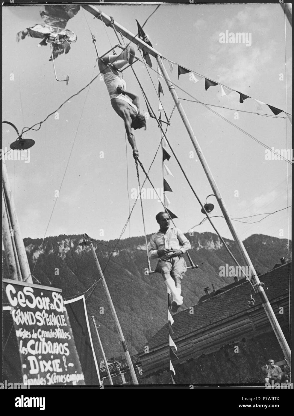 Schweiz : Zirkus [Lokalisierung unsicher] ; Artisten suis Trapez. N/A 82 CH-NB - Schweiz- Zirkus Lokalisierung unsicher - Annemarie Schwarzenbach - SLA-Schwarzenbach-A-5-18-135 Banque D'Images