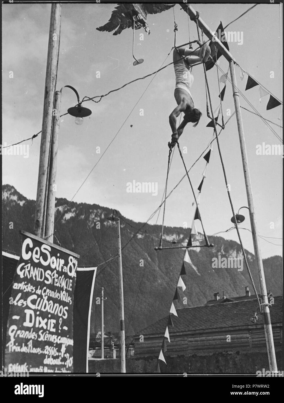Schweiz : Zirkus [Lokalisierung unsicher] ; Artisten suis Trapez. N/A 82 CH-NB - Schweiz- Zirkus Lokalisierung unsicher - Annemarie Schwarzenbach - SLA-Schwarzenbach-A-5-18à 134 Banque D'Images