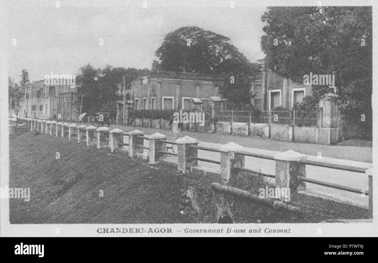 Anglais : Chandernagor. Government House et couvent, ch. 1920-1925. Situé à environ 25 milles au nord, de Calcutta sur la rivière Hoogly, l'isolée, petite enclave de Chandernagor, était la moins prospère des cinq villes de l'Inde française. Cédé à l'Inde en 1949-1950, avant le reste de l'Inde française. Carte postale c. 1920-25 . 24 avril 2013, 15:50:23 88 Chandernagor-hôtel du gouvernement et couvent Banque D'Images