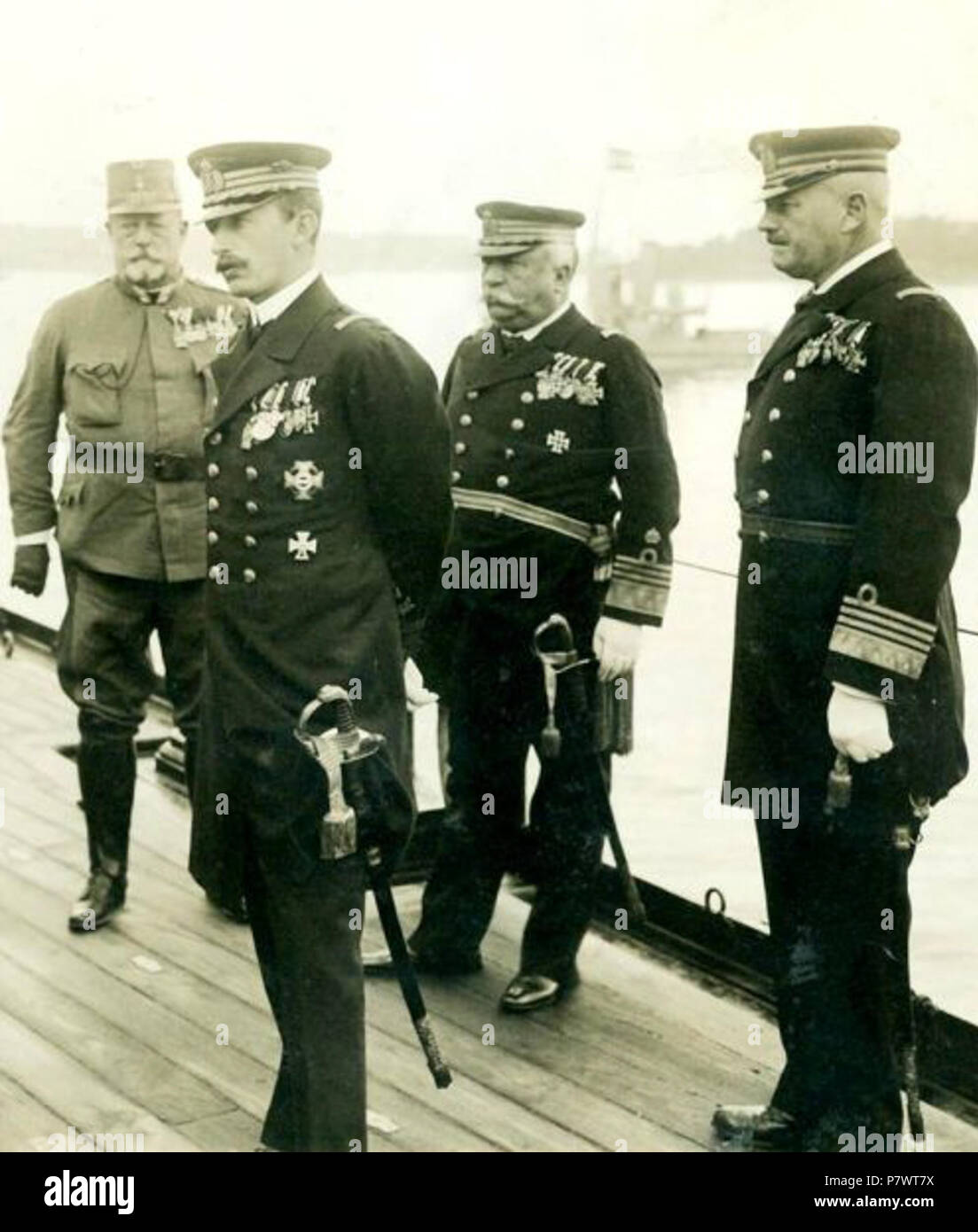 Anglais : empereur autrichien et Hungarian-Croatian le roi Charles à bord de l'amiral SMS Spaun à Pula Harbour en octobre 1917 ; derrière lui, l'amiral commandant la Marine austro-hongrois Njegovan (à gauche) et le commandant du navire, navire de ligne" Vukovi-Podkapelski capitaine (à droite) . 25 Octobre 1917 88 Charles I, Njegovan, Vukovic Banque D'Images