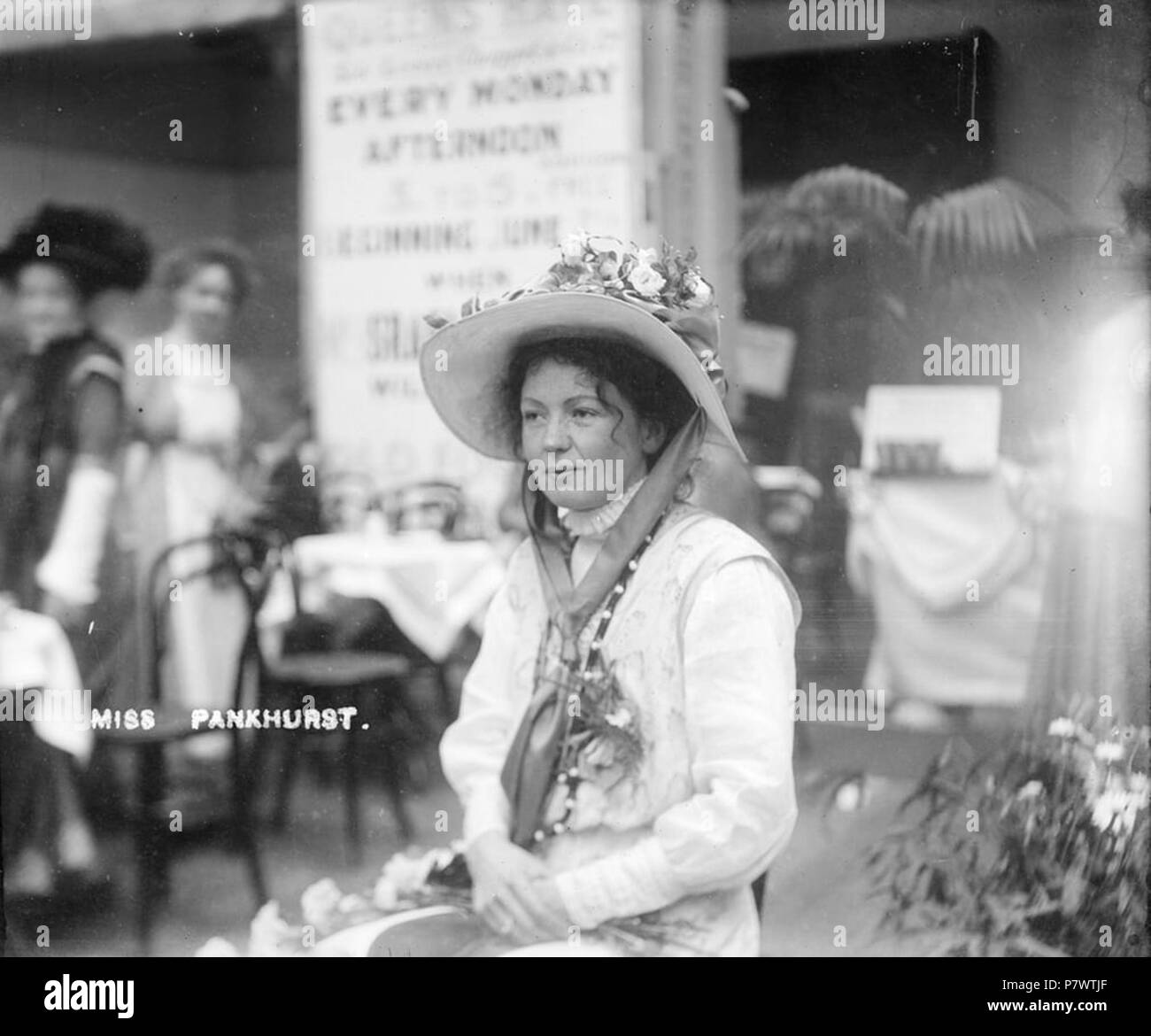 91 Sylvain Pankhurst, co-fondateur de l'Union sociale et politique, à l'intérieur de l'exposition des femmes, mai 1909 Banque D'Images