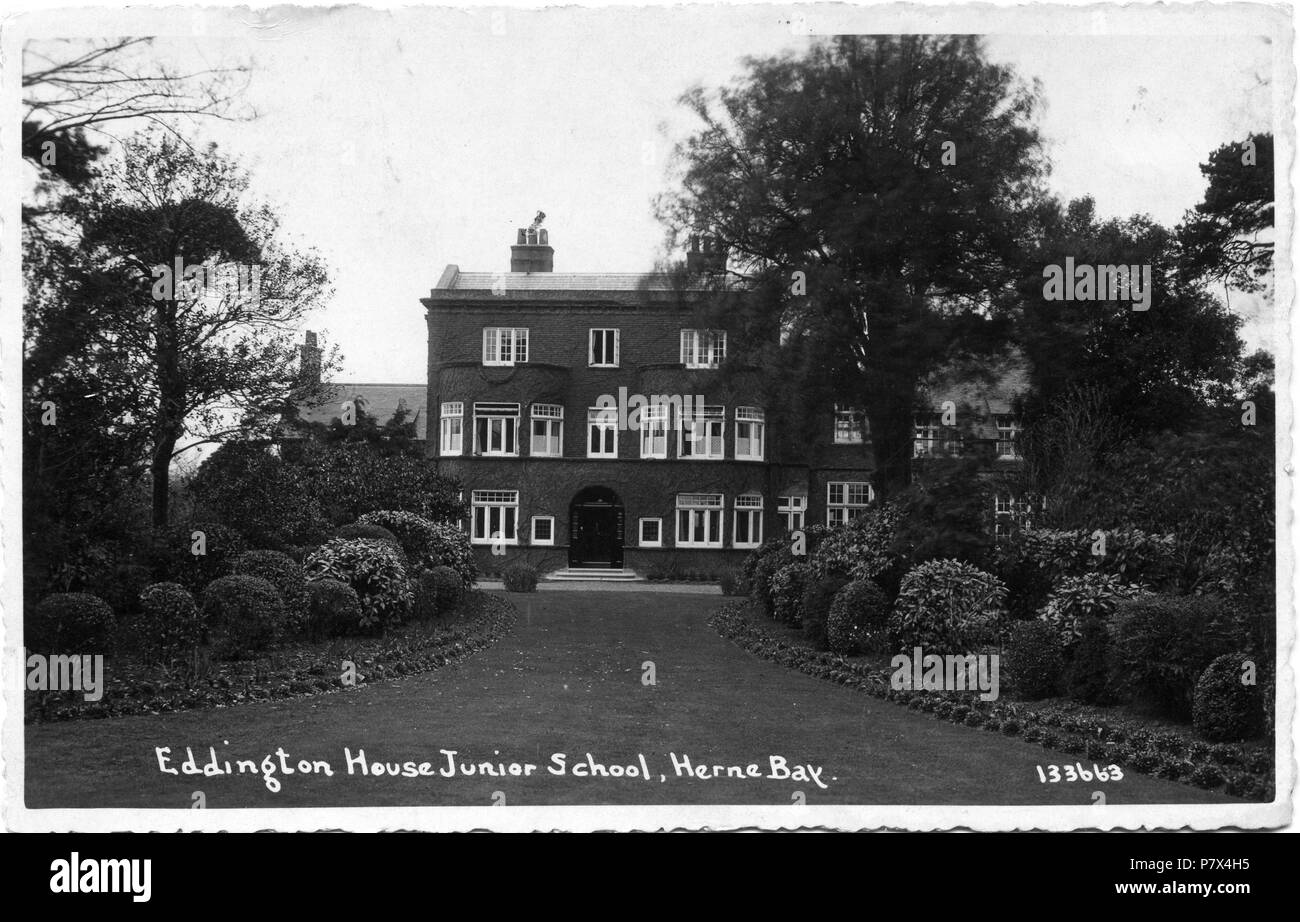 Carte postale de Eddington House Junior School, près de Eddington Herne Bay, Kent, Angleterre. 1936, avec le cachet d'une lettre à l'arrière daté de juillet 1936. Eddington House a été construit autour de 1790 et démoli en 1968 pour le développement de l'Beaumanor housing estate. Points d'intérêt : La plupart de la végétation en face de l'immeuble est toujours verte. Il n'y a pas de feuilles sur la vigne qui couvre la maison, donc c'est la fin de l'automne ou en hiver. Cependant le haut les fenêtres sont grandes ouvertes, ce qui indique peut-être l'attitude à l'égard difficiles ventilation rigoureux dans des internats à l'époque. . 1936 Eddington House 141 Edd Banque D'Images