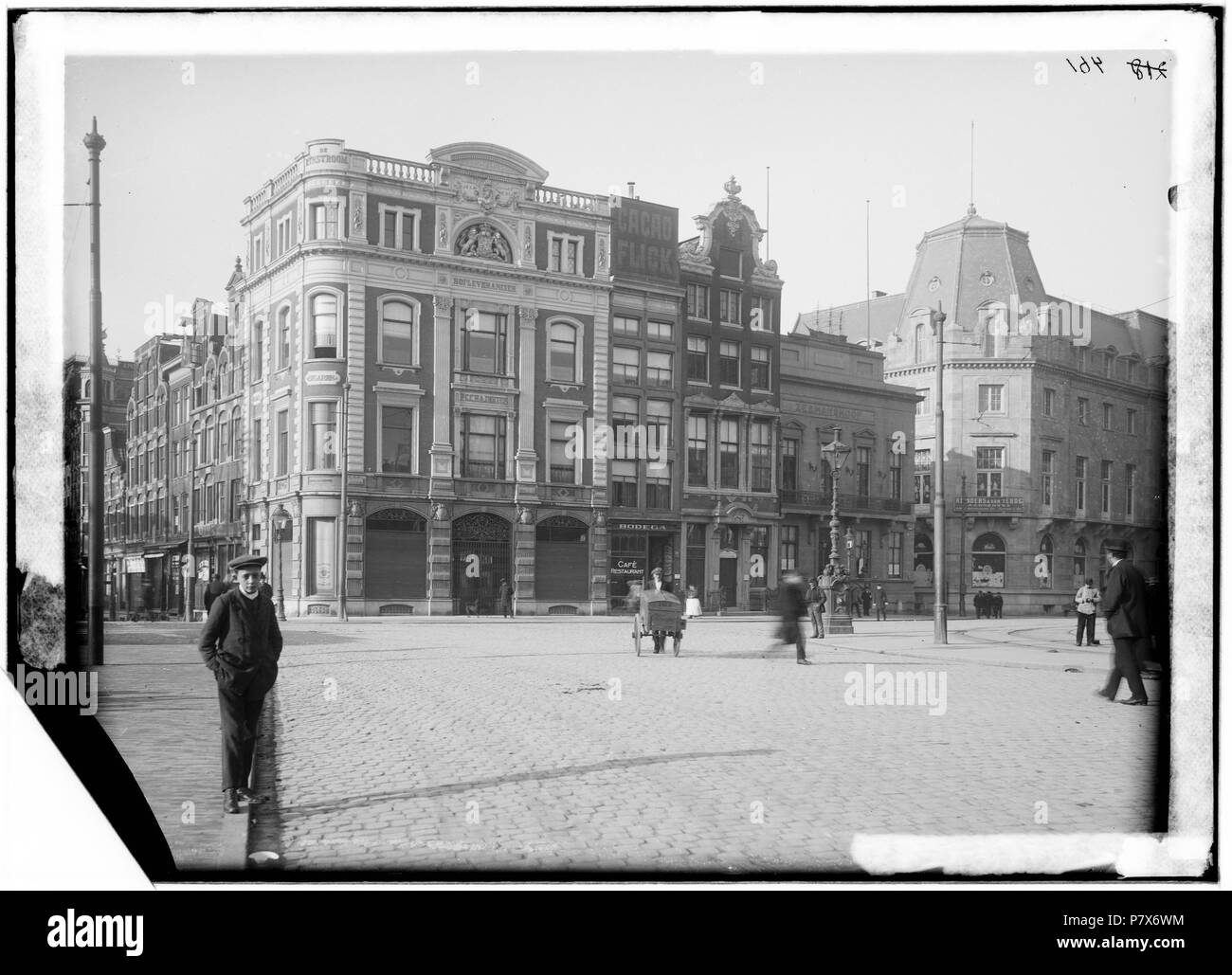Nederlands : Zuidzijde Beschrijving van de Dam rencontré liens de ingang van Beursstraat / Rokin en Op de Hoek gebouw De Rijnstroom van Zeemanshoop Hajenius firma Rechts gebouw en de nieuwbouw van sociëteit De Groote Club, kort voor de oplevering. Kabinetfoto Oorspronkelijke uitgegeven door Gebrs. van Rijkom. Documenttype foto Vervaardiger Gebroeders Van Rijkom Collectie Collectie Kunsthandel Gebr. Glasnegatieven Datering 1914 Douwes : Geografische naam Beursstraat Rokin http://archief.amsterdam/archief/30413/36 Afbeeldingsbestand Inventarissen Barrage B00000031244 . 1914168 Gebroeders Van Rijkom, Afb B0 Banque D'Images