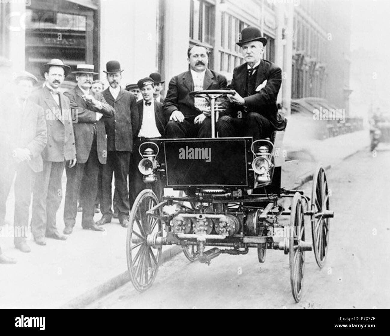 George B Selden (avec chapeau) la conduite dans sa voiture en 1905. Le véhicule est une réplique plus ou moins exacte de son moteur de la route qu'il a daté 1877, mais n'était pas encore achevé lorsqu'il a demandé pour le brevet en 1879. 1905 170 B George Selden automobile conduite en 1905 Banque D'Images