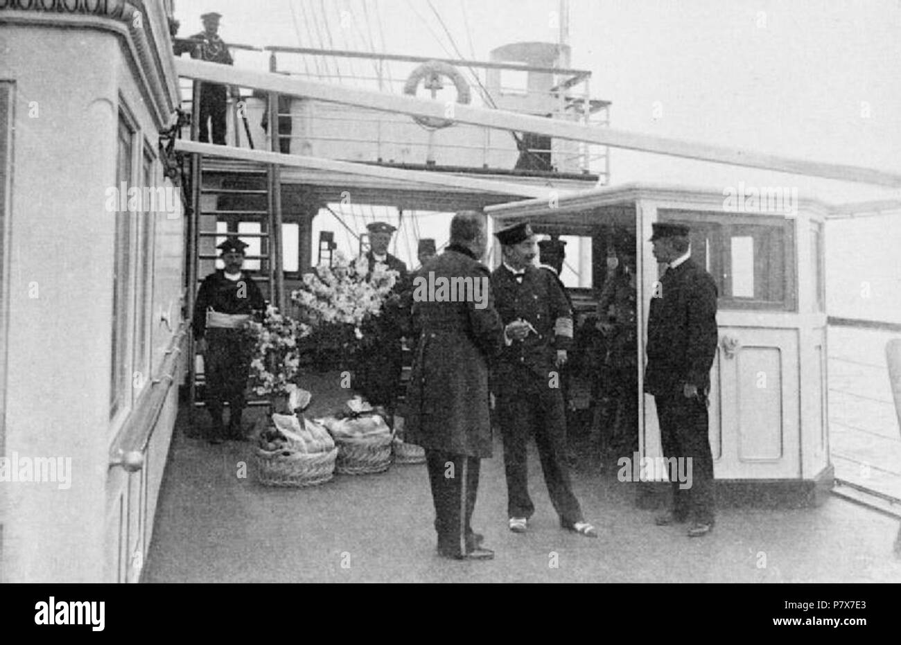 Anglais : l'Allemagne avant la Première Guerre mondiale 1890 - 1914 La visite du kaiser Guillaume II et Kaiserin Auguste à la Palestine en 1898. Instantané pris par le Kaiserin montrant le Kaiser avec le consul allemand à partir de l'île grecque de Mytilène sur le pont du Royal Yacht HOHENZOLLERN, 23 octobre. Le Consul avait amené l'ordre à bord. Photographie d'une collection personnelle compilée par le Kaiserin et présenté par elle de Hugh, 5e comte de Lonsdale. 23 octobre 1898 172 L'Allemagne avant la Première Guerre mondiale 1890 - 1914 HU68400 Banque D'Images