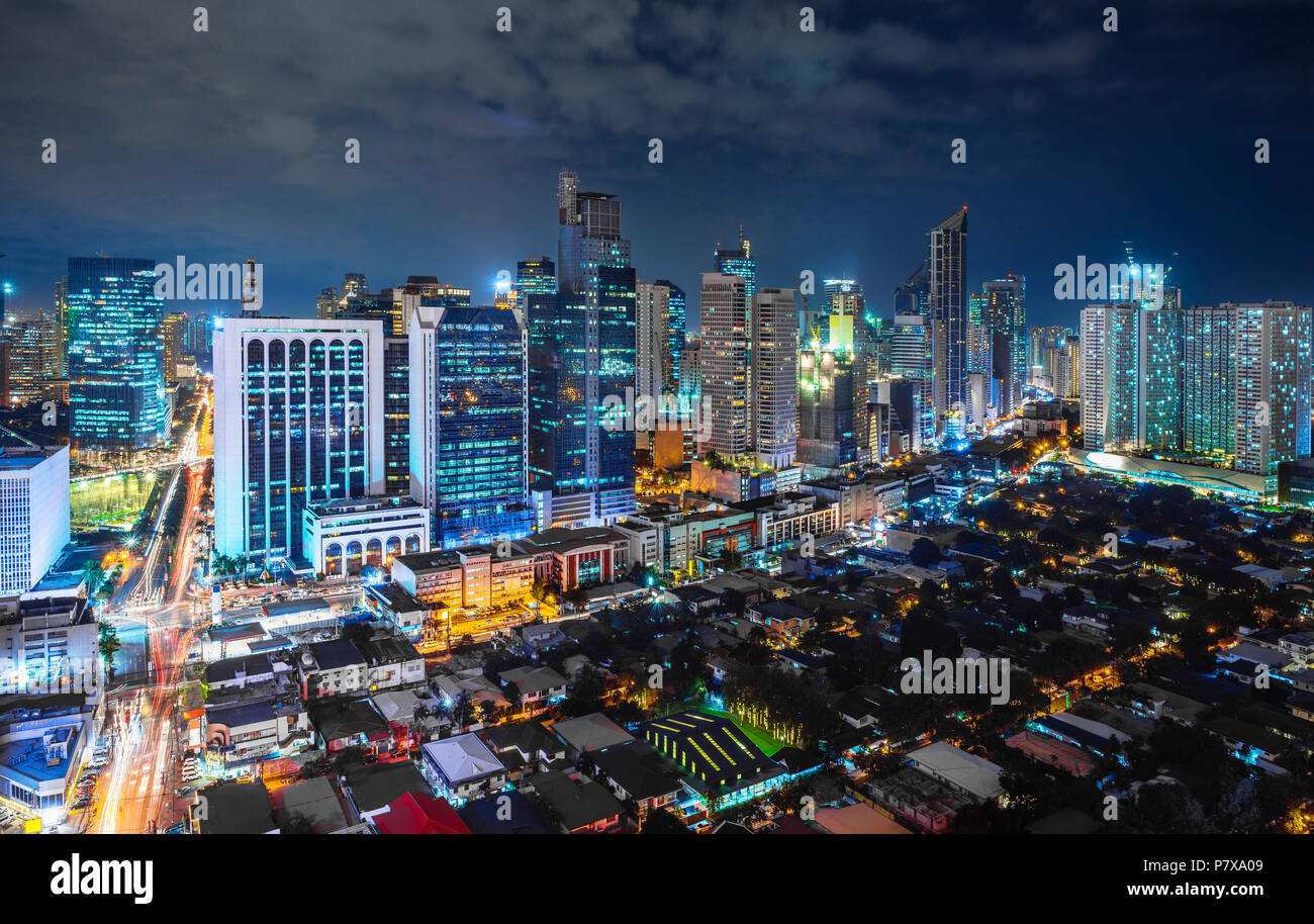 La métro Manille cityscape at night Banque D'Images