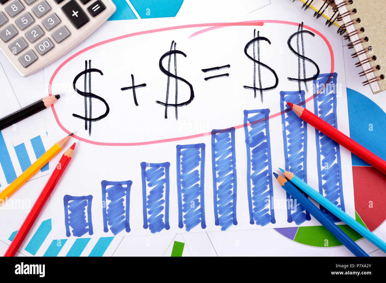 L'épargne simple ou formule de retraite écrit sur un graphique à barres à la main entouré de calculatrice, livres et crayons. Banque D'Images