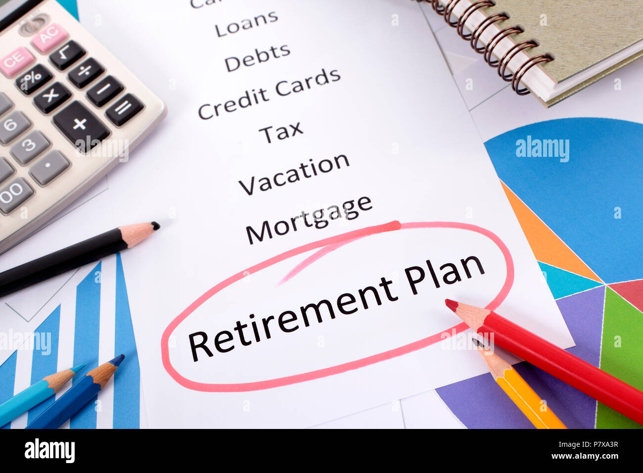 Les mots Plan de retraite entourée en rouge avec une liste de l'épargne et de créance entouré par des graphiques, des tableaux, des livres et des crayons. Banque D'Images