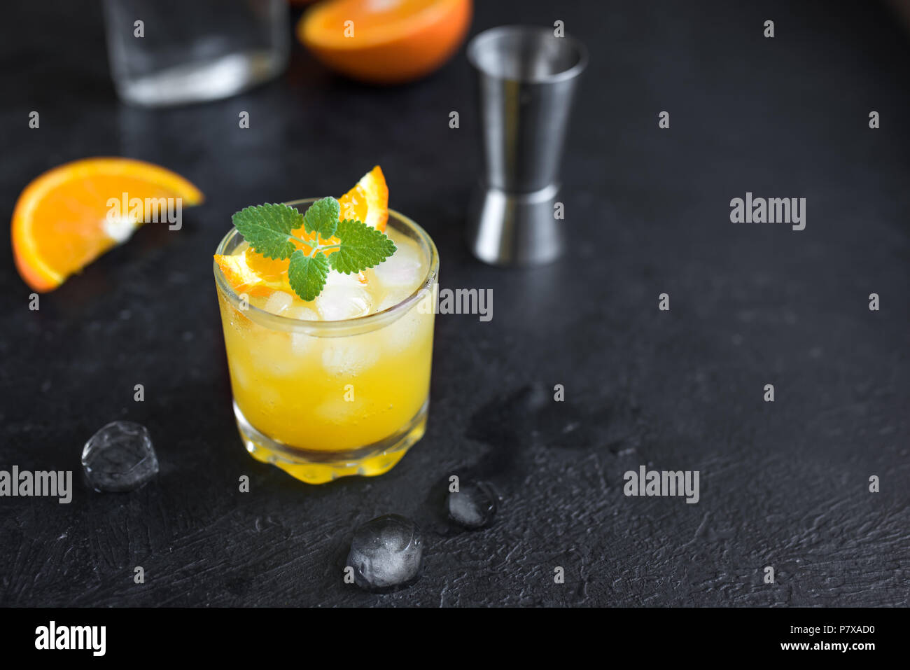 Cocktail Gin et jus d'orange sur fond noir, vue du dessus. Cocktail d'été  rafraîchissante avec de la vodka, de la glace, orange et menthe Photo Stock  - Alamy