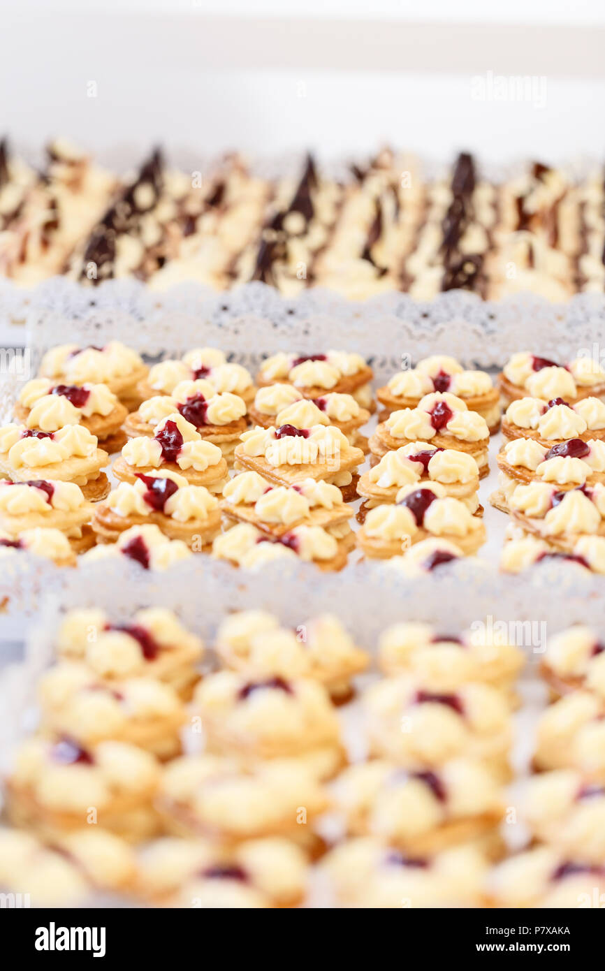 Minis gâteaux avec de la crème et de la confiture Banque D'Images