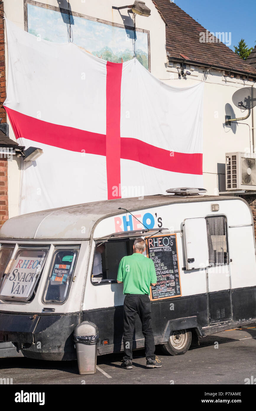 Restauration à l'extérieur de la caravane d'un pub avec de grandes croix de Saint George's drapeau sur mur, Bewdley, Worcestershire, Angleterre, RU Banque D'Images