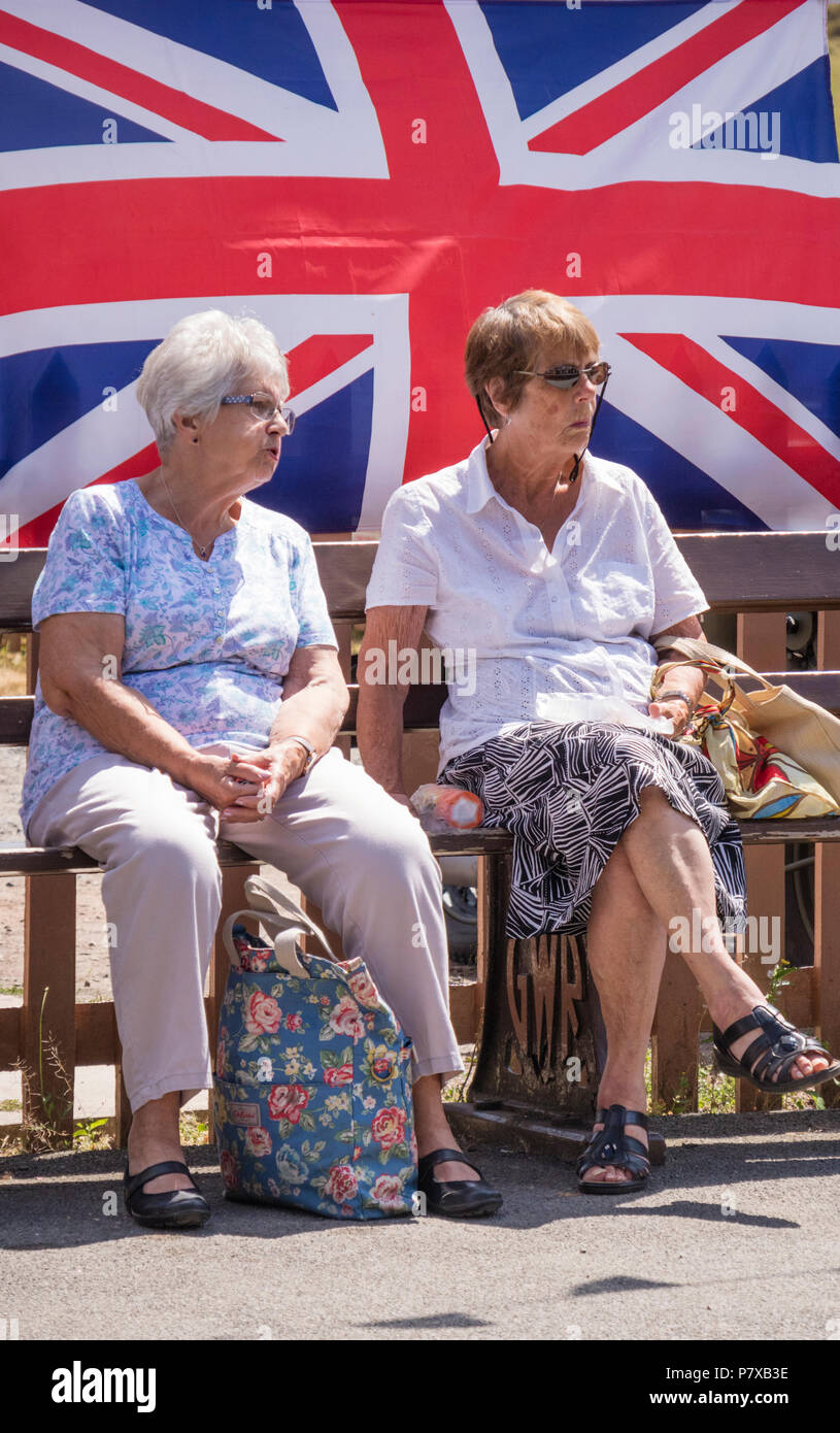 Deux femmes d'âge moyen profitant de l'été la météo, England, UK Banque D'Images
