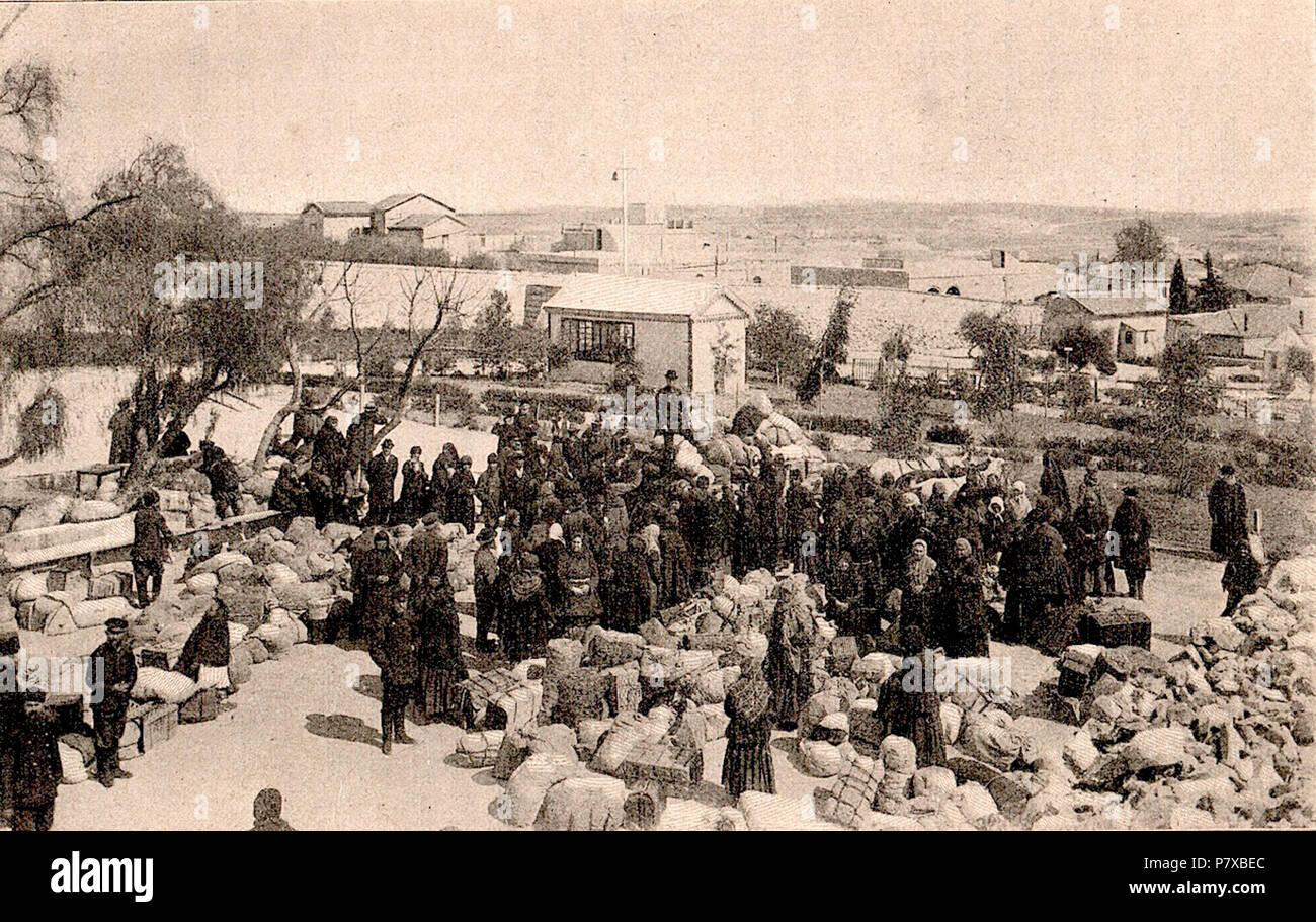 : . . . ' '. 12, . 61. Anglais : avec des bagages des pèlerins à Jérusalem. La photo de I. P. Yuvachyov's book 'pèlerinage à la Palestine". Chapitre 12, p. 61. Deutsch : Die Pilger mit dem Gepäck à Jérusalem. Die Fotografie aus dem I. P.Juwatschöws Buch 'Die Pilgerfahrt zu Palestine'. Das Chapitre 12, S. 61. Avant 1904 311 pèlerinage à la Palestine 12 (61) Banque D'Images