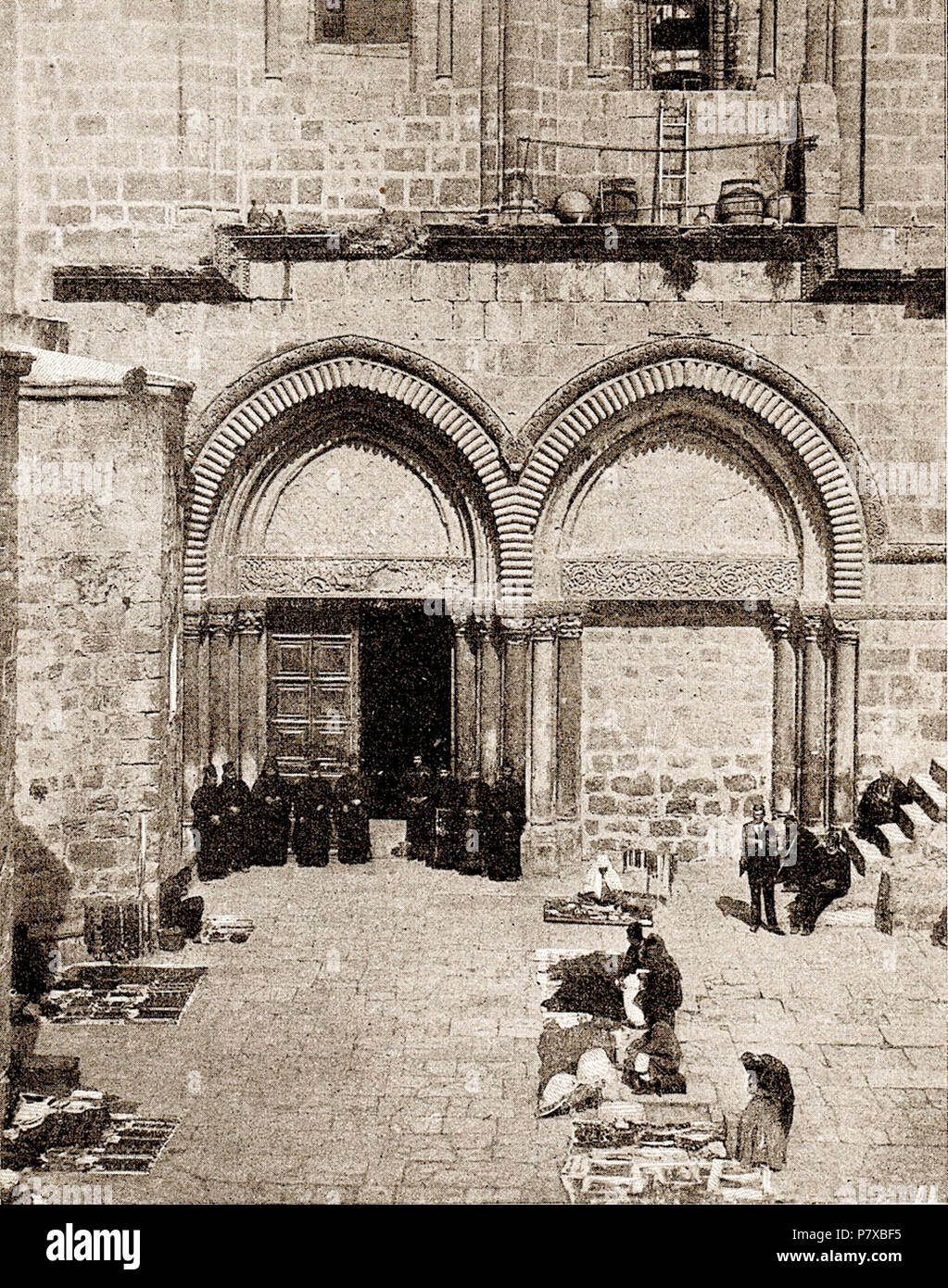 : . . . ' '. 13, . 69. Anglais : l'entrée dans l'église de la Sainte tombe. La photo de I. P. Yuvachyov's book 'pèlerinage à la Palestine". Chapitre 13, p. 69. Deutsch : Der Eingang dans die Kirche des heiligen Grab. Die Fotografie aus dem I. P.JuwatschÖws Buchs 'Die Pilgerfahrt zu Palestine'. Das Chapitre 13, S. 69. Avant 1904 311 pèlerinage à la Palestine 13 (69) Banque D'Images