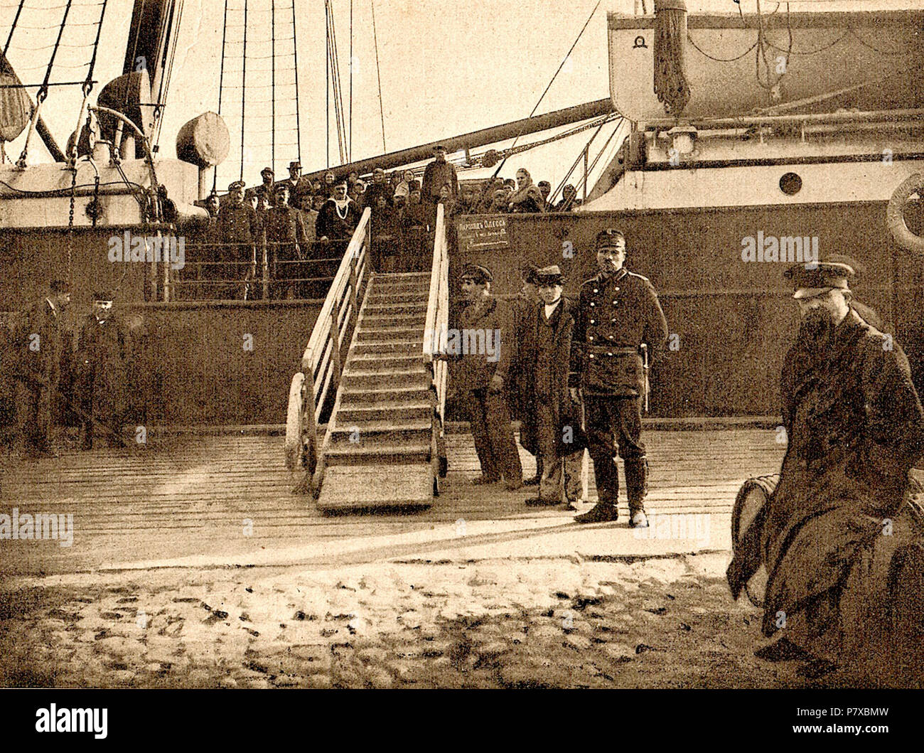 : . .  : ' '. J'ai (. 5) : . Español : La fotografía del Capítulo I (p. 5) : el Buque de vapeurs de con los peregrinos. Italiano : La fotografia dal chapitre I (p. 5) : La nef a vapore con pellegrini. Deutsch : Die Fotografie aus dem Chapitre I (S. 5) : der mit den Dampfer Pilgern. Português : une foto do Capítulo I (p. 5) : O navio une vapeur com peregrinos. Français : La photo du chapitre I (p. 5) : le paquebot avec les pèlerins. Anglais : La photo du chapitre I (p. 5) : Le vapeur avec des pèlerins. Avant 1904 312 pèlerinage à la Palestine Chapitre 1 (5) Banque D'Images