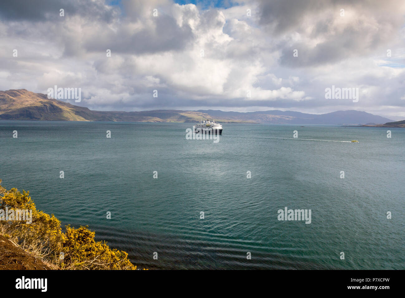 Le navire de croisière 'Astoria' ancrée dans le Sound of Mull tandis que ses passagers visiter Tobermory, Isle of Mull, Argyll and Bute, Ecosse, Royaume-Uni Banque D'Images