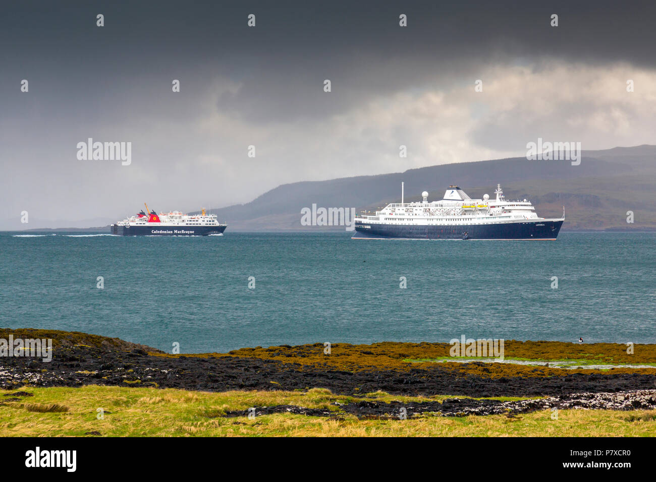 Bateau de croisière 'Astoria' ancrée dans le Sound of Mull est passé par l'CalMac ferry îles près de Tobermory, Mull, Argyll and Bute, Ecosse, Royaume-Uni Banque D'Images
