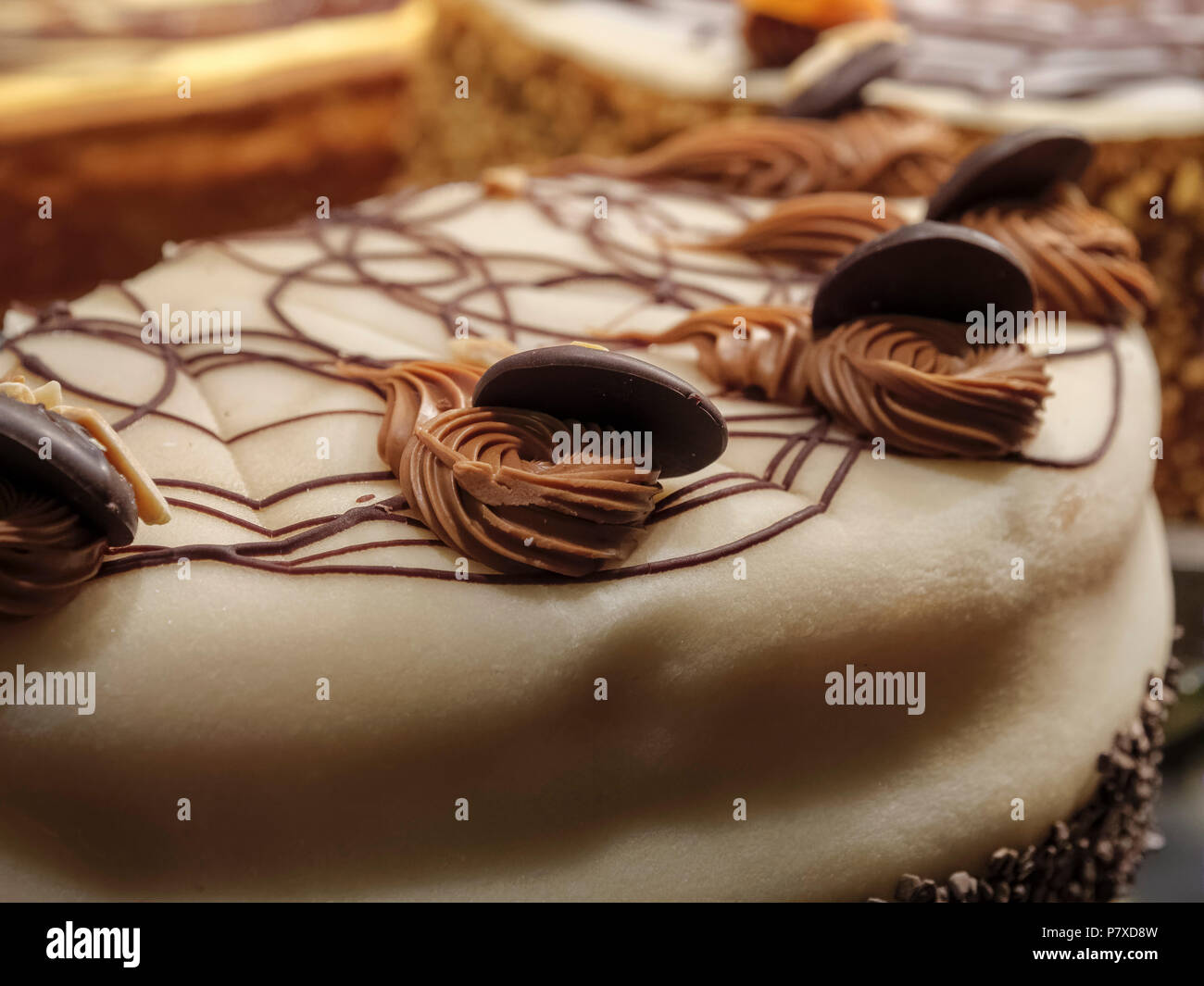 Cake Chocolat Maison Rue Du Marche Aux Herbes Luxembourg Luxembourg Europe Photo Stock Alamy Cake Chocolat Maison Rue Du Marche Aux Herbes Luxembourg Luxembourg Europe Photo Stock Alamy