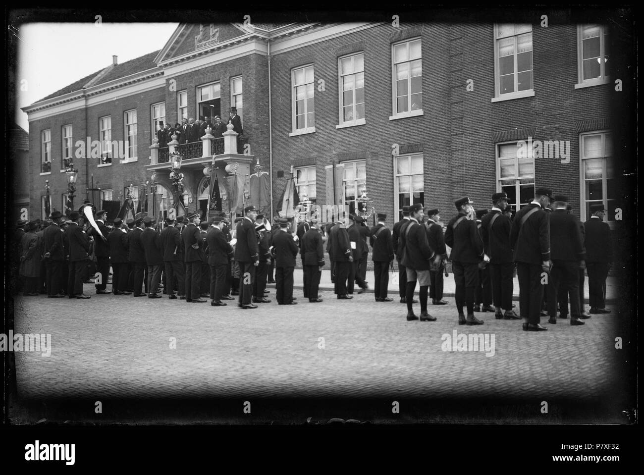 Gemeentehuis voorgevel tijdens een optreden van muziekvereniging Soli Deo Gloria Uit het wegens Weesp, tienjarig Heldersche Oranjeest jubileum van de Harmoniekapel Hemelvaartsdag op Den Helder 5-5-1932 Catalogusnummer : RAA003012614 Collectie Regionaal Archief Alkmaar . 12 octobre 2011, 18:07 295 Harmoniekapel Oranjeest (30370780374) Banque D'Images