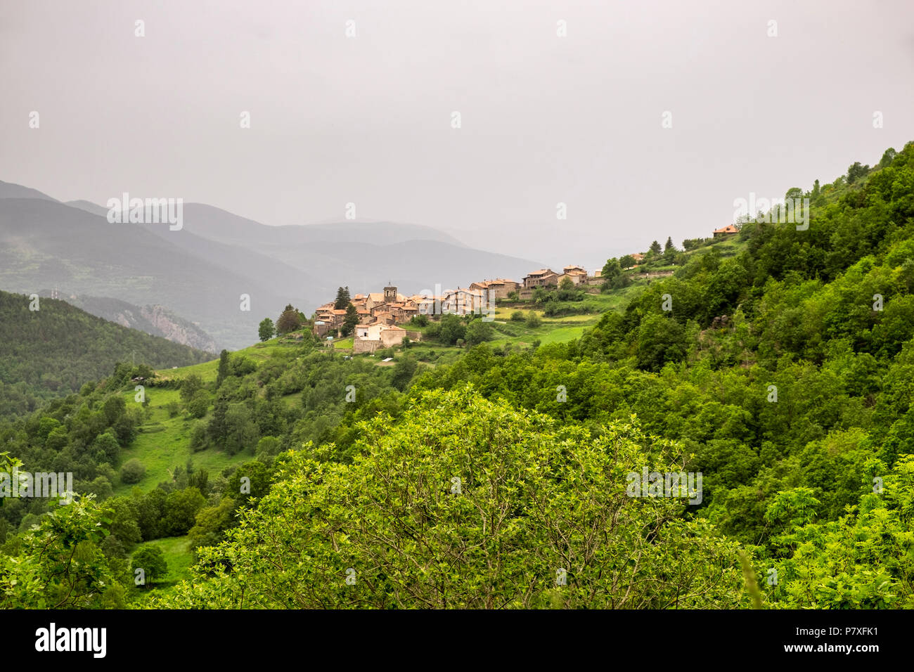 Le village de Pardines dans les Pyrénées, la Catalogne, Espagne avec l'approche de la pluie sur les montagnes, l'Espagne Banque D'Images