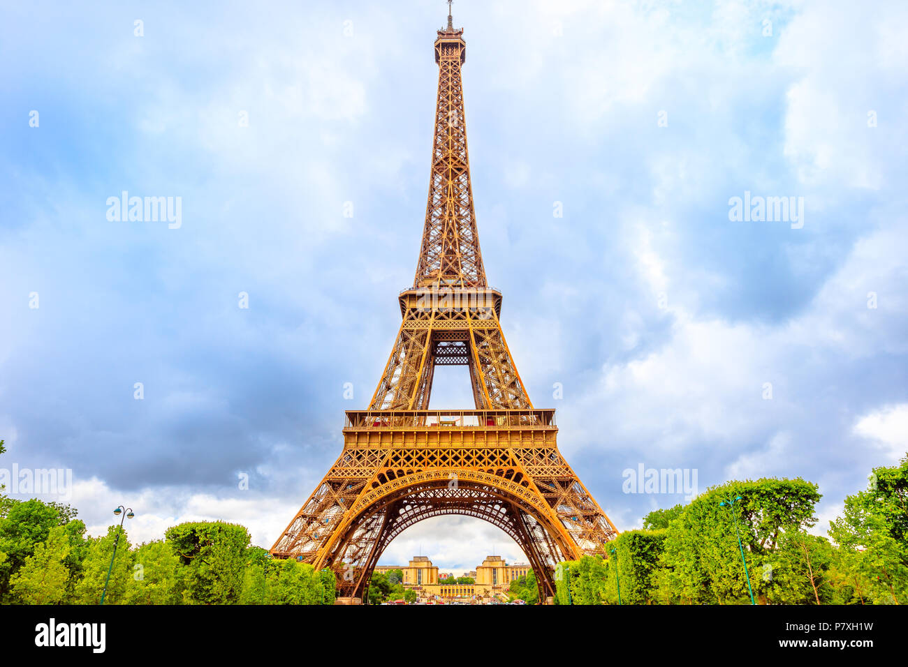 Tour Eiffel, symbole et l'icône de Paris du jardin du Champ de Mars à Paris, France. Europe travel concept. Jour nuageux. Banque D'Images