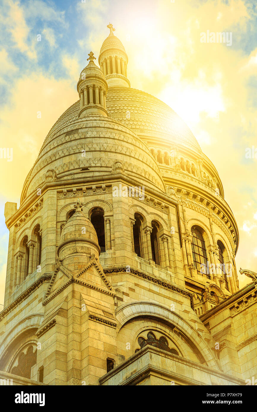 Détail de dôme de l'église Sacré-Cœur de Paris en France. Basilique du Sacré-Coeur de Montmartre, le quartier historique de Paris Capitale. Coucher du soleil la lumière. Tir vertical. Banque D'Images