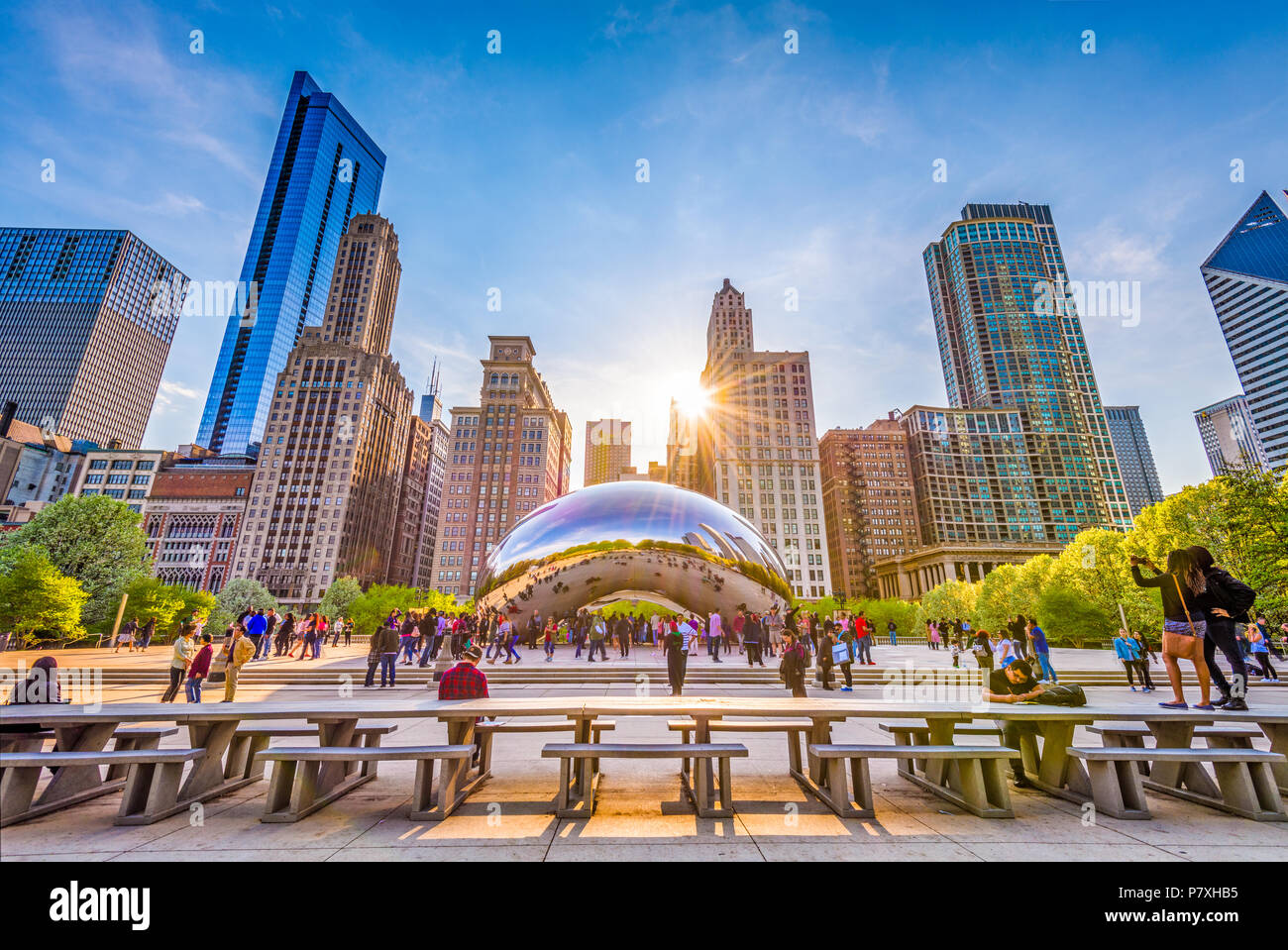 CHICAGO - ILLINOIS : 9 mai 2018 : les touristes visiter Cloud Gate dans le Parc du Millénaire en fin d'après-midi. Banque D'Images